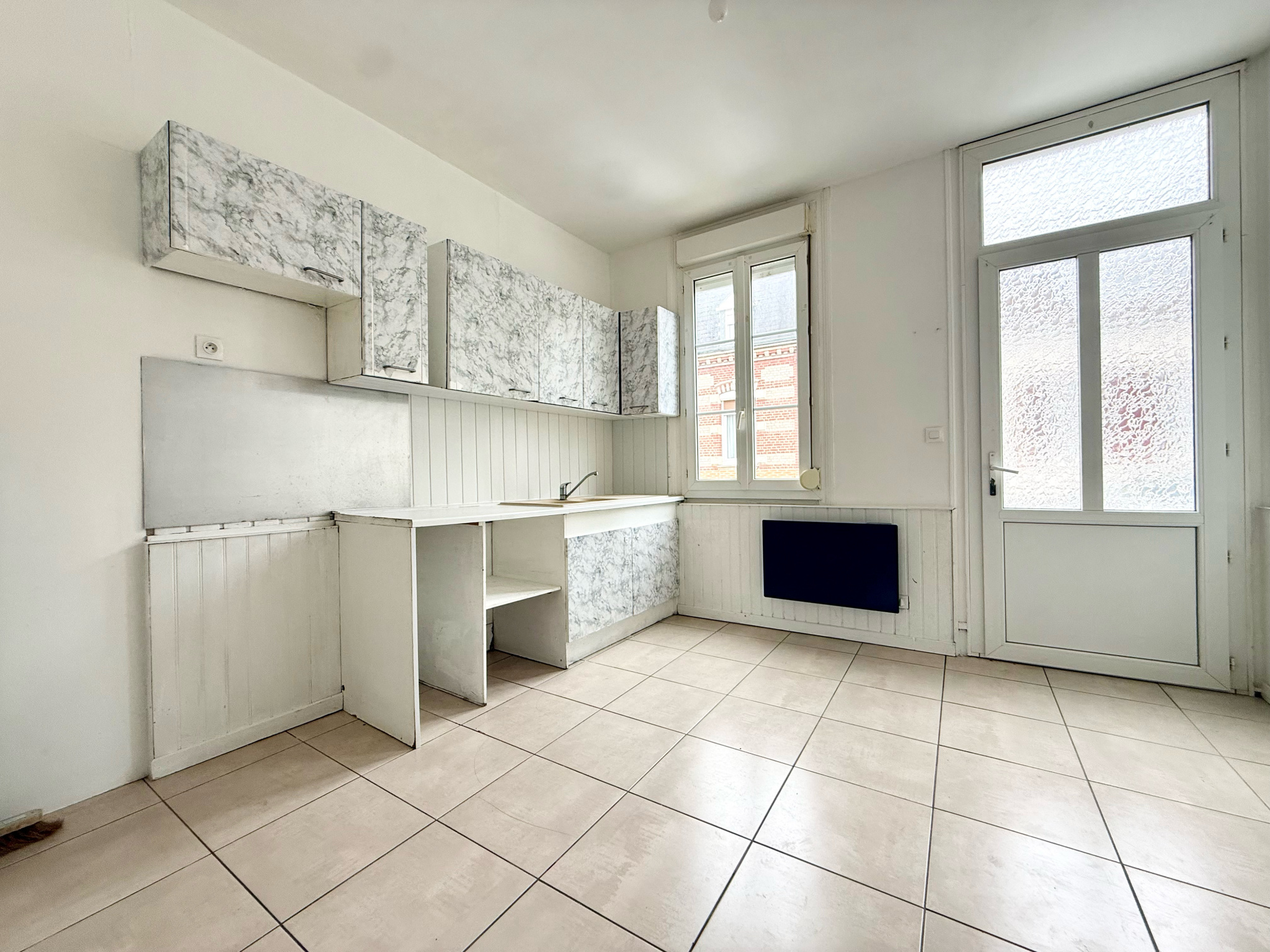 Immo80 – L'immobilier à Amiens et dans la Somme-BEAUVAL – MAISON SEMI MITOYENNE – 2 CHAMBRES – PAS DE COUR – CAVE