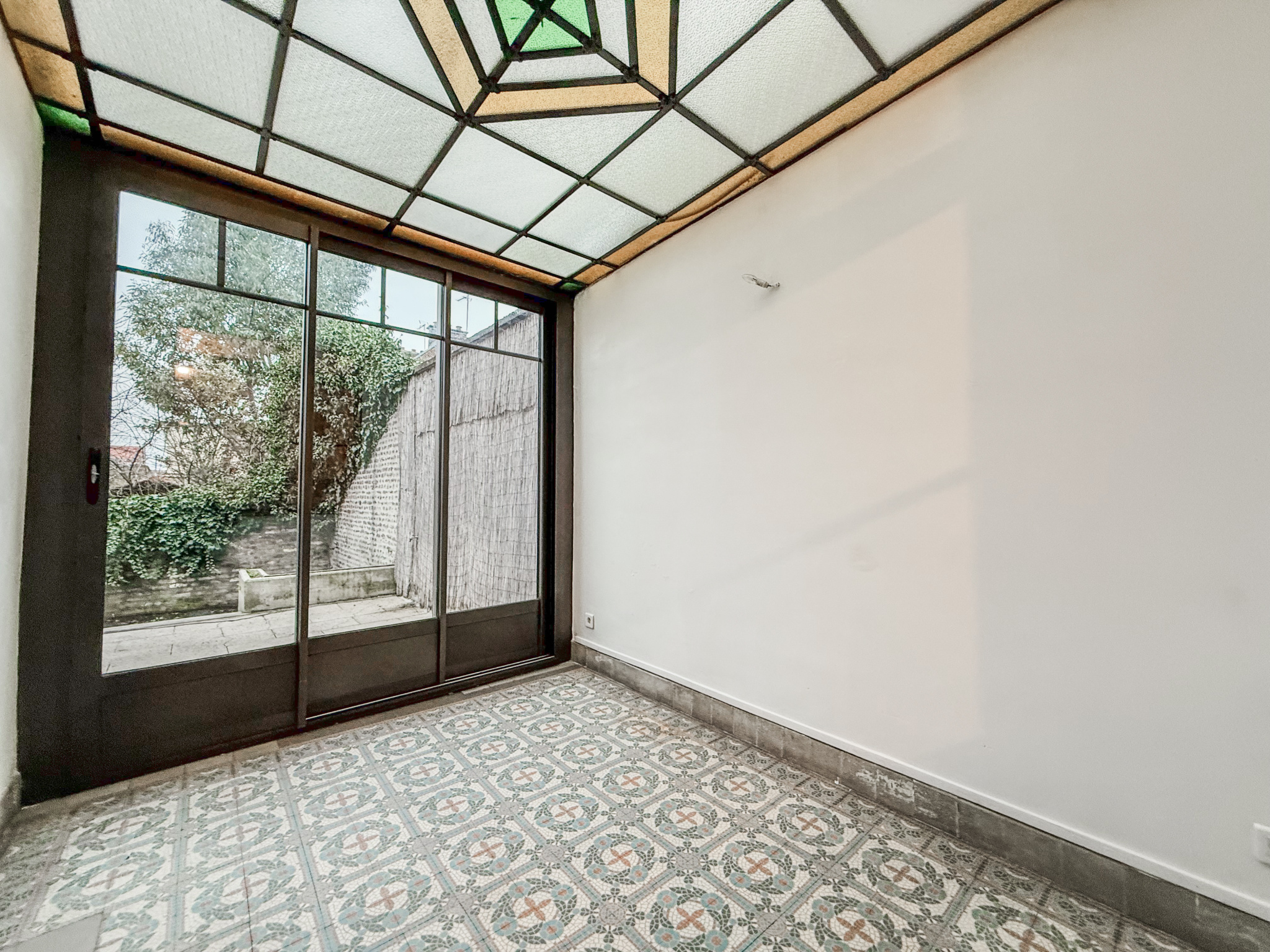 Immo80 – L'immobilier à Amiens et dans la Somme-AMIENS – QUARTIER SAINT ACHEUL – MAISON ANGLAISE – AMIÉNOISE  – 3 CHAMBRES – 1 BUREAU – JARDIN – COUR – DEPEND