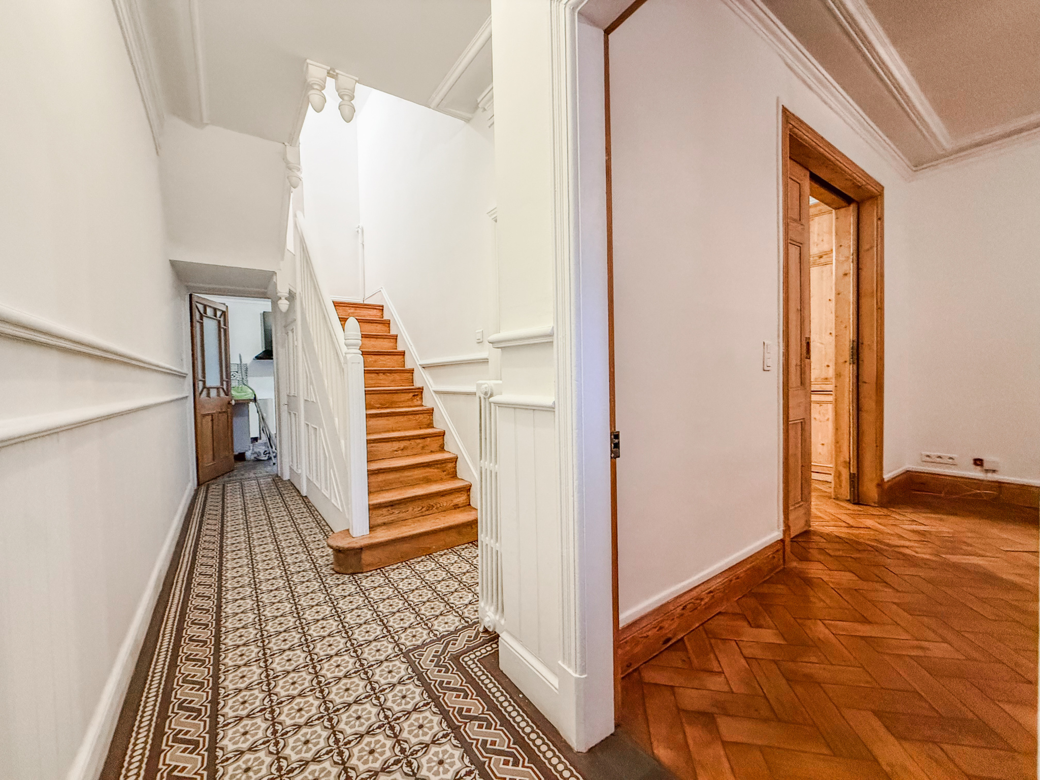 Immo80 – L'immobilier à Amiens et dans la Somme-AMIENS – QUARTIER SAINT ACHEUL – MAISON ANGLAISE – AMIÉNOISE  – 3 CHAMBRES – 1 BUREAU – JARDIN – COUR – DEPEND