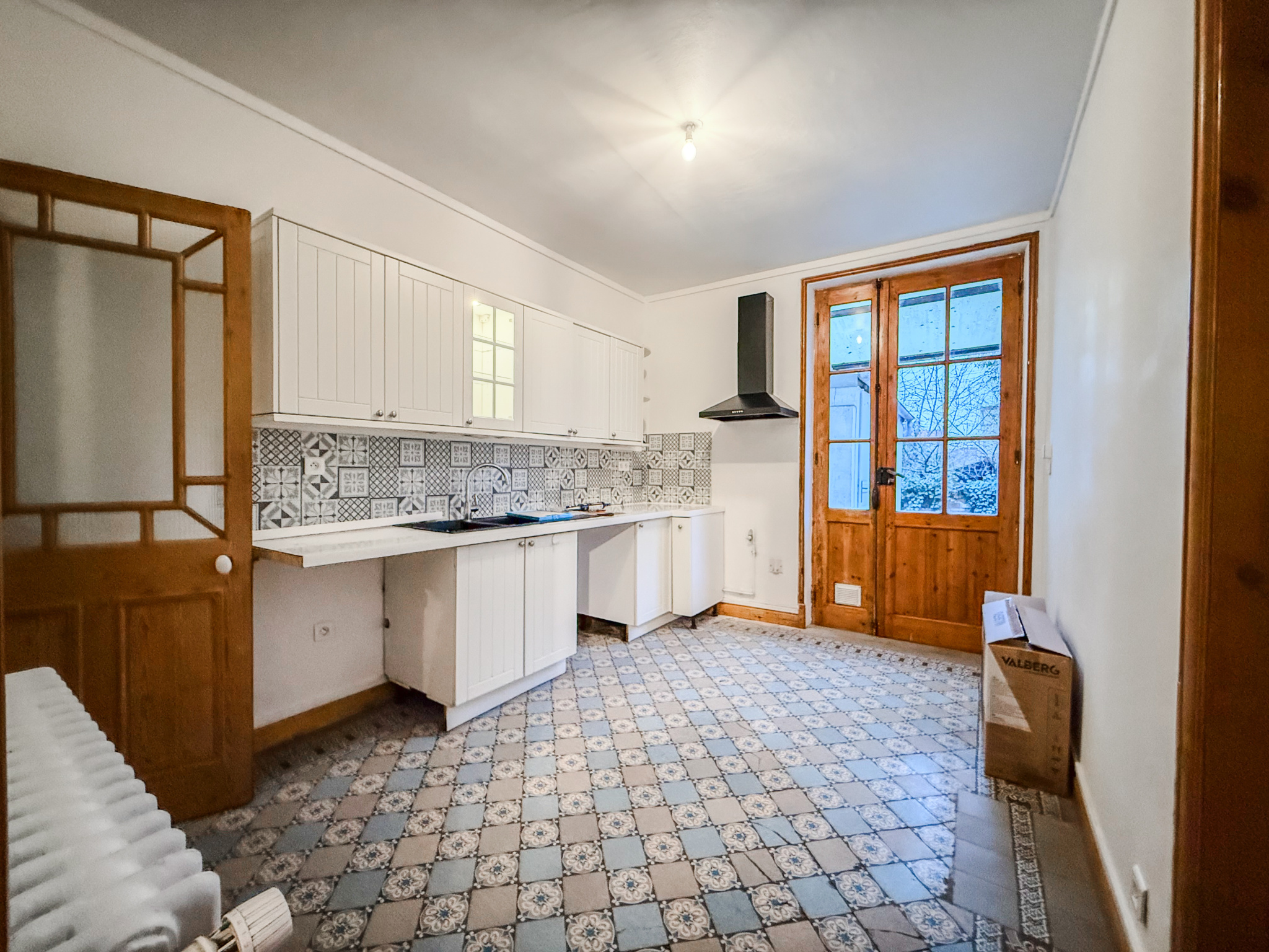 Immo80 – L'immobilier à Amiens et dans la Somme-AMIENS – QUARTIER SAINT ACHEUL – MAISON ANGLAISE – AMIÉNOISE  – 3 CHAMBRES – 1 BUREAU – JARDIN – COUR – DEPEND