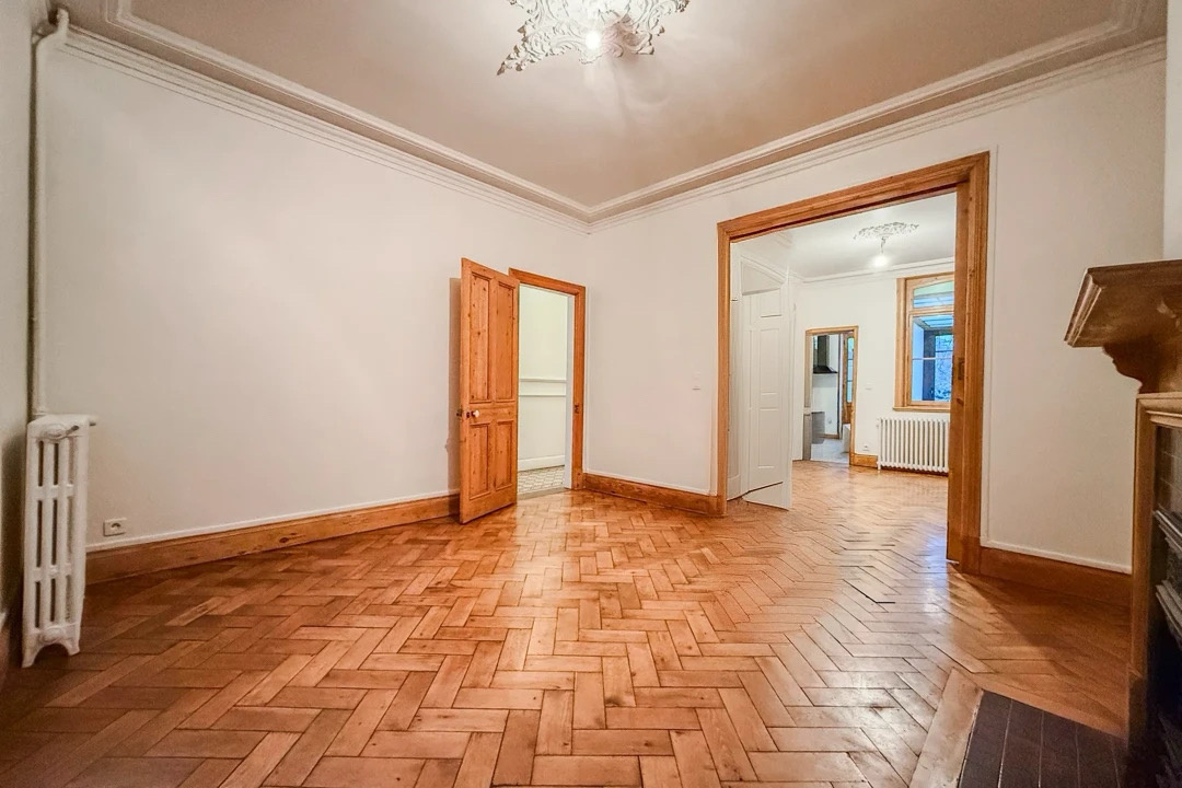 Immo80 – L'immobilier à Amiens et dans la Somme-AMIENS – QUARTIER SAINT ACHEUL – MAISON ANGLAISE – AMIÉNOISE  – 3 CHAMBRES – 1 BUREAU – JARDIN – COUR – DEPEND