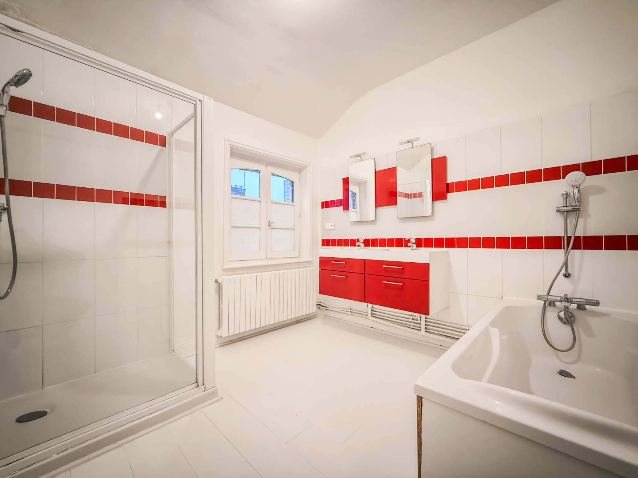 Immo80 – L'immobilier à Amiens et dans la Somme-AMIENS – QUARTIER SAINT ACHEUL – MAISON ANGLAISE – AMIÉNOISE  – 3 CHAMBRES – 1 BUREAU – JARDIN – COUR – DEPEND