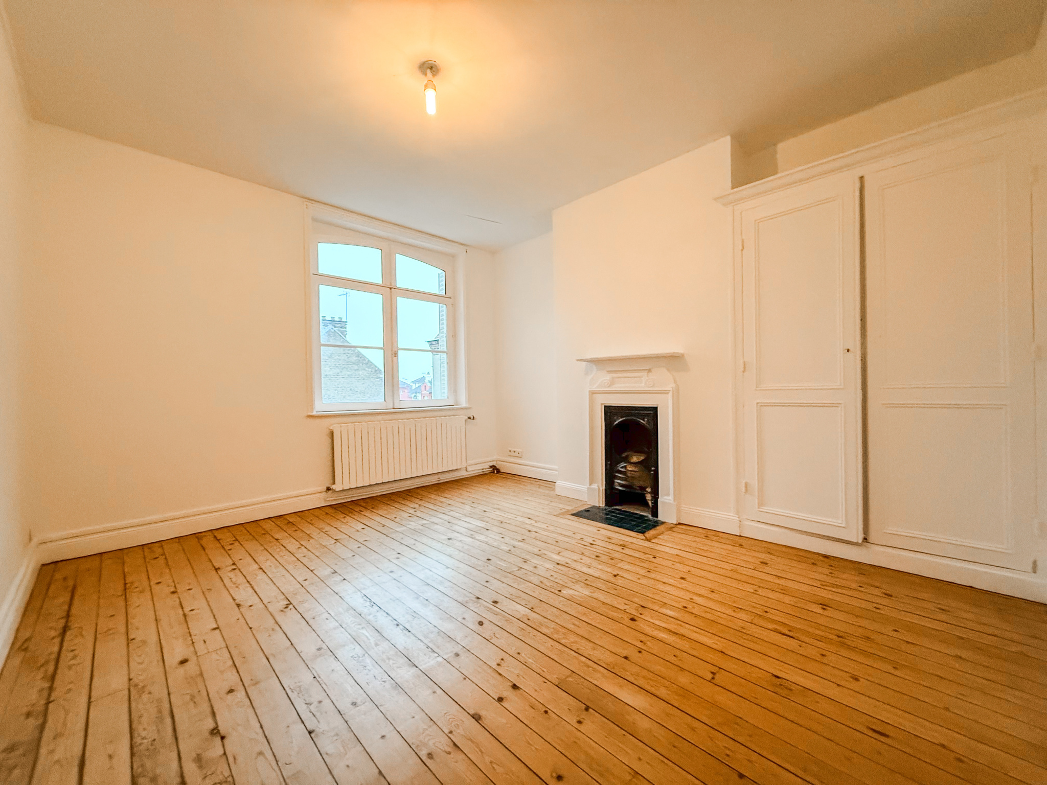 Immo80 – L'immobilier à Amiens et dans la Somme-AMIENS – QUARTIER SAINT ACHEUL – MAISON ANGLAISE – AMIÉNOISE  – 3 CHAMBRES – 1 BUREAU – JARDIN – COUR – DEPEND