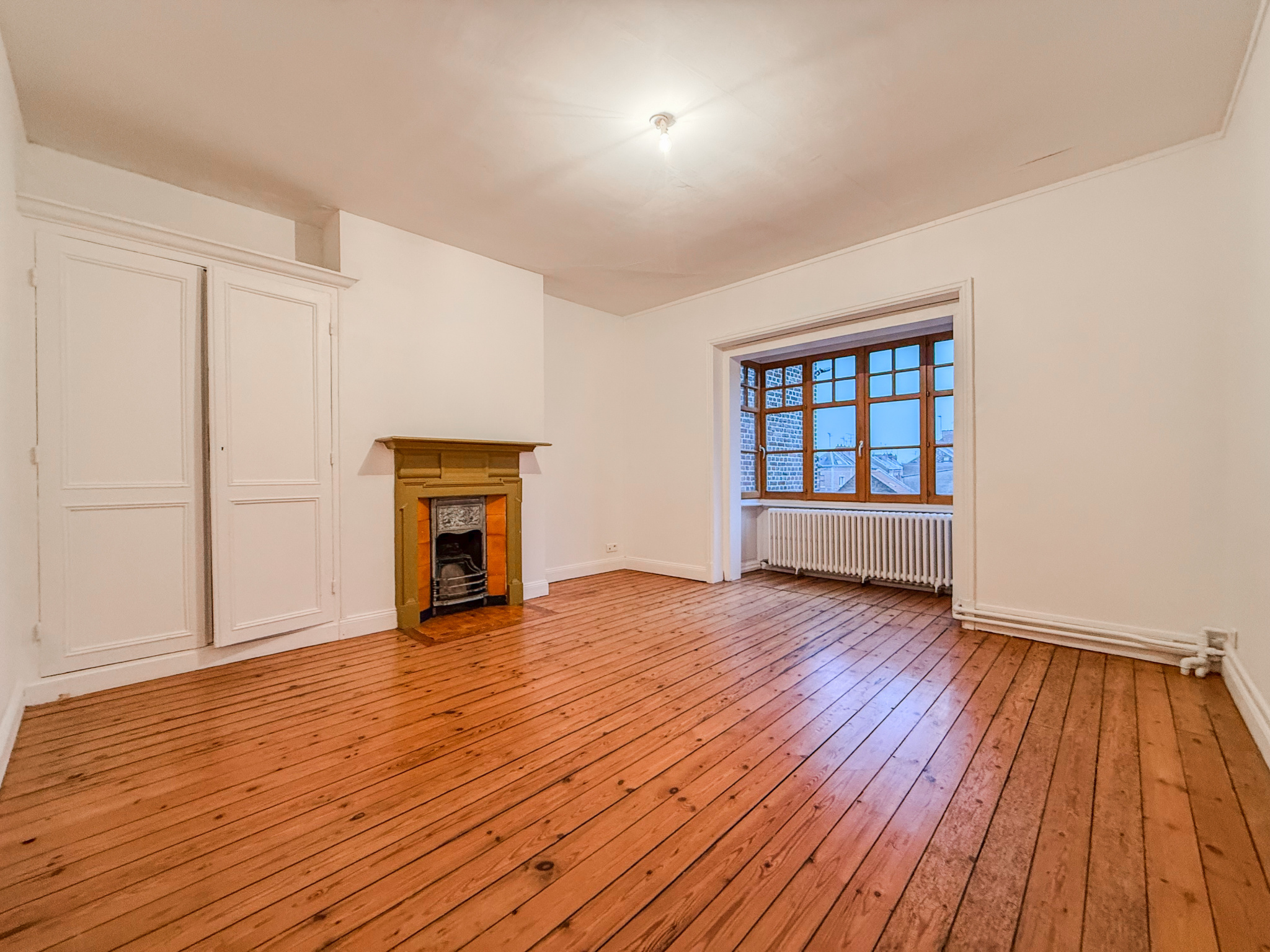 Immo80 – L'immobilier à Amiens et dans la Somme-AMIENS – QUARTIER SAINT ACHEUL – MAISON ANGLAISE – AMIÉNOISE  – 3 CHAMBRES – 1 BUREAU – JARDIN – COUR – DEPEND