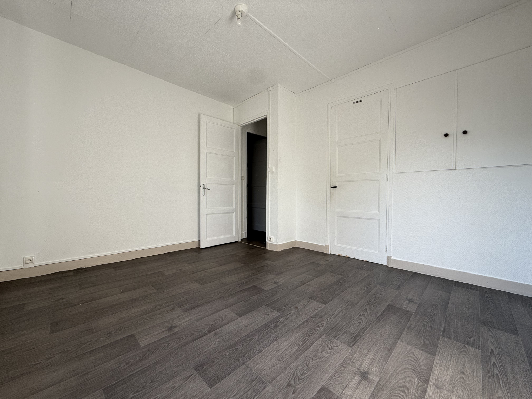 Immo80 – L'immobilier à Amiens et dans la Somme-MOREUIL – MAISON MITOYENNE – 3 CHAMBRES – TERRASSE – DEPENDANCE – GARAGE