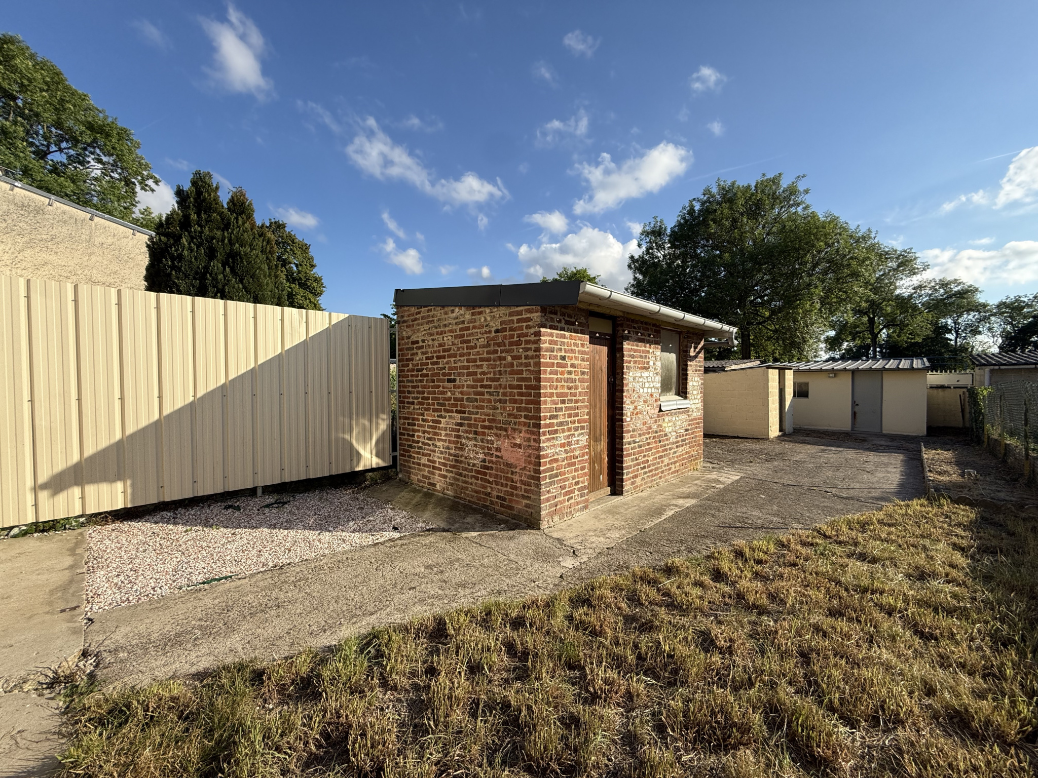 Immo80 – L'immobilier à Amiens et dans la Somme-MOREUIL – MAISON MITOYENNE – 3 CHAMBRES – TERRASSE – DEPENDANCE – GARAGE