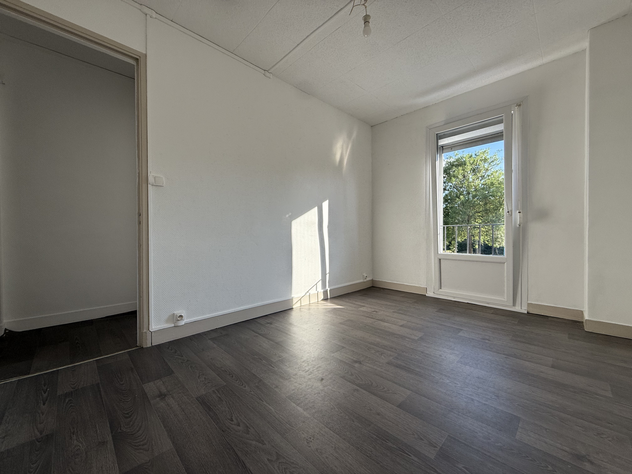 Immo80 – L'immobilier à Amiens et dans la Somme-MOREUIL – MAISON MITOYENNE – 3 CHAMBRES – TERRASSE – DEPENDANCE – GARAGE