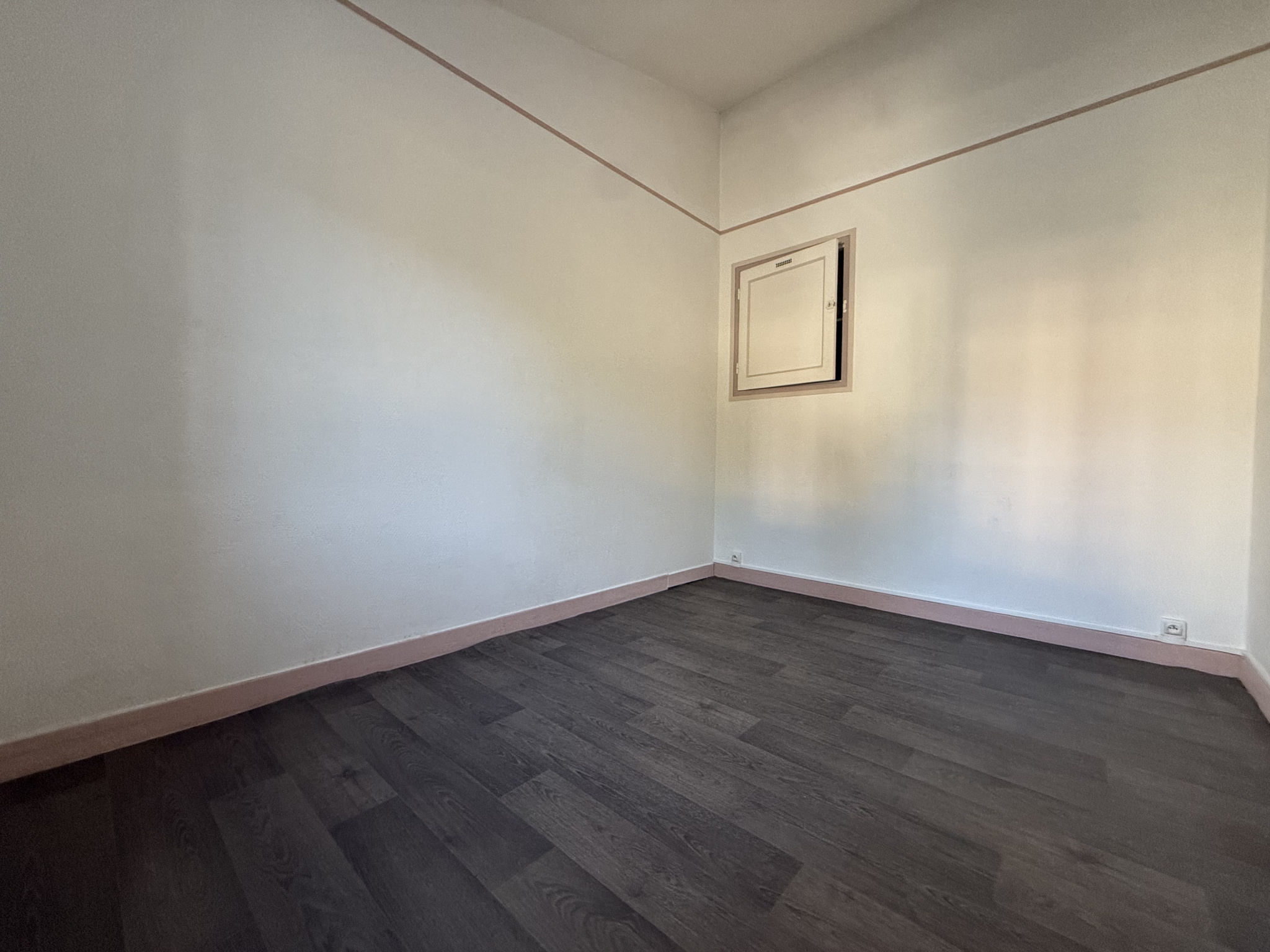 Immo80 – L'immobilier à Amiens et dans la Somme-MOREUIL – MAISON MITOYENNE – 3 CHAMBRES – TERRASSE – DEPENDANCE – GARAGE