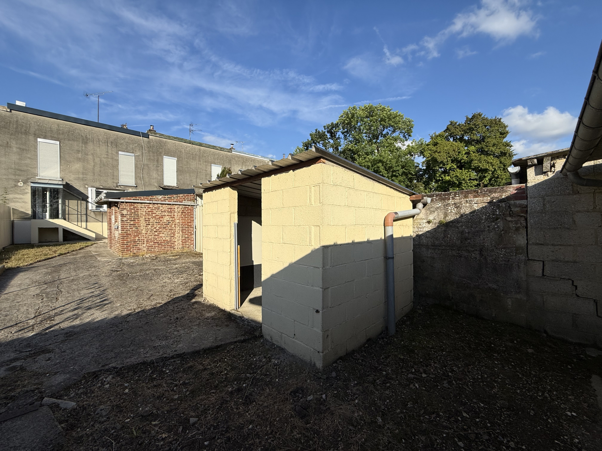 Immo80 – L'immobilier à Amiens et dans la Somme-MOREUIL – MAISON MITOYENNE – 3 CHAMBRES – TERRASSE – DEPENDANCE – GARAGE