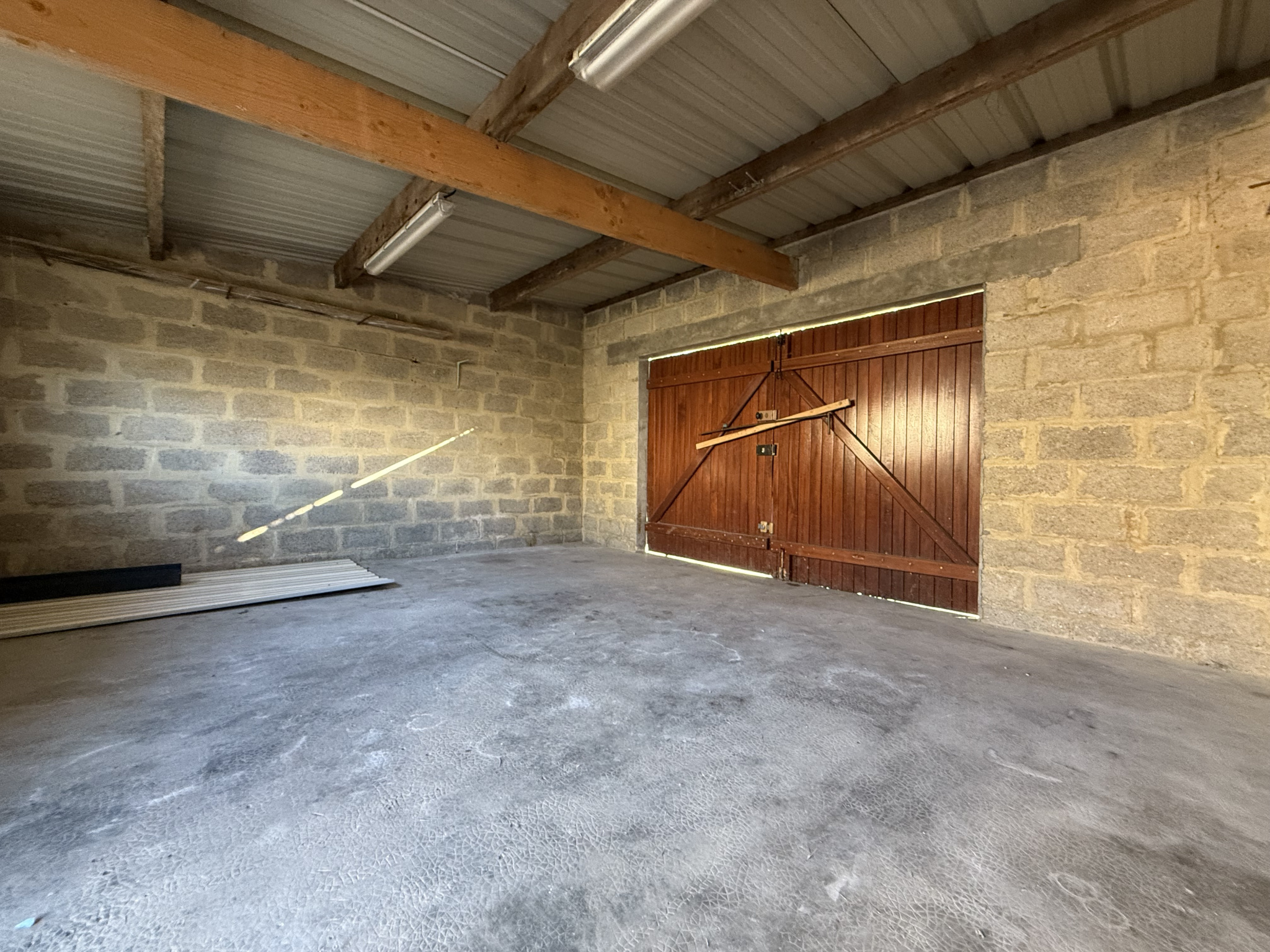 Immo80 – L'immobilier à Amiens et dans la Somme-MOREUIL – MAISON MITOYENNE – 3 CHAMBRES – TERRASSE – DEPENDANCE – GARAGE