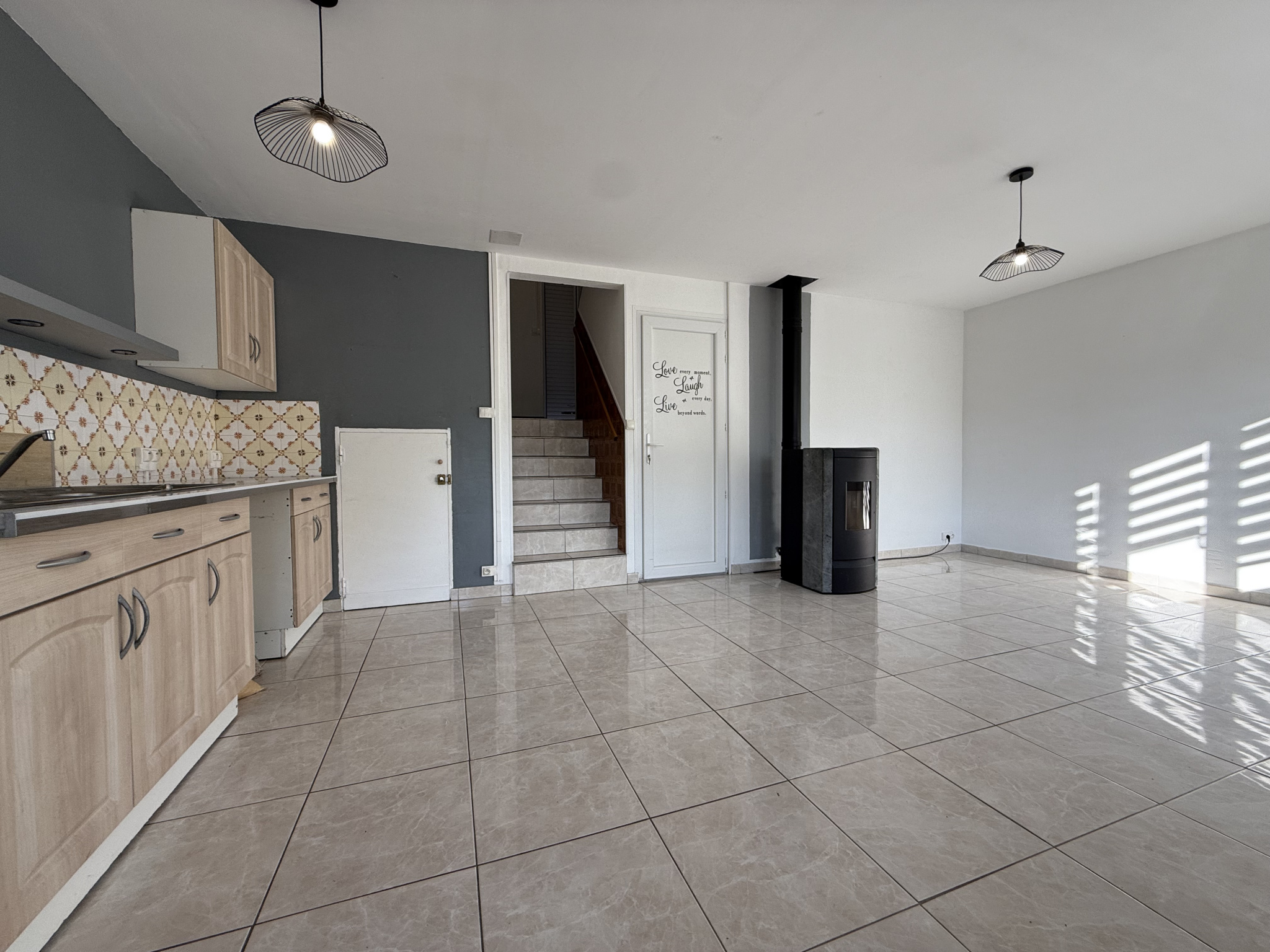 Immo80 – L'immobilier à Amiens et dans la Somme-MOREUIL – MAISON MITOYENNE – 3 CHAMBRES – TERRASSE – DEPENDANCE –...