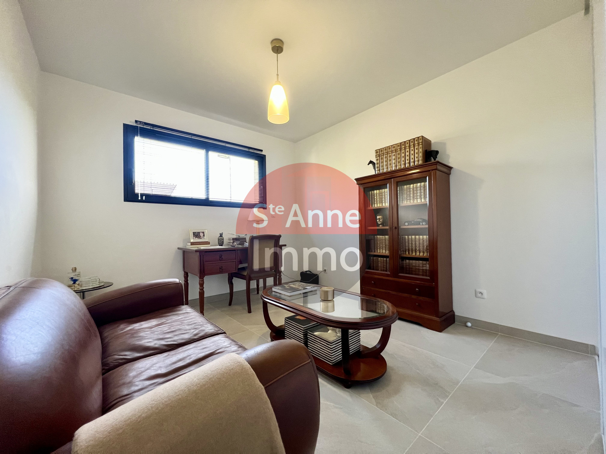 Immo80 – L'immobilier à Amiens et dans la Somme-SAINT FUSCIEN – PAVILLON INDIVIDUEL DE PLAIN PIED – 4 CHAMBRES – JARDIN – TERRASSE – DOUBLE GARAGES