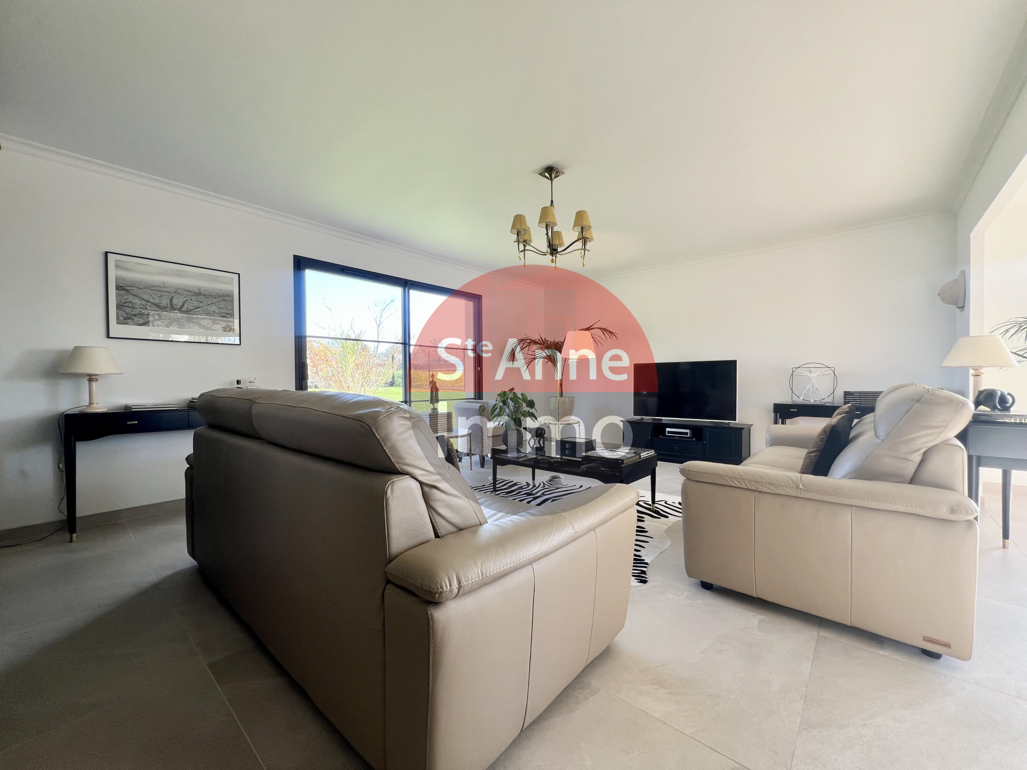 Immo80 – L'immobilier à Amiens et dans la Somme-SAINT FUSCIEN – PAVILLON INDIVIDUEL DE PLAIN PIED – 4 CHAMBRES – JARDIN – TERRASSE – DOUBLE GARAGES