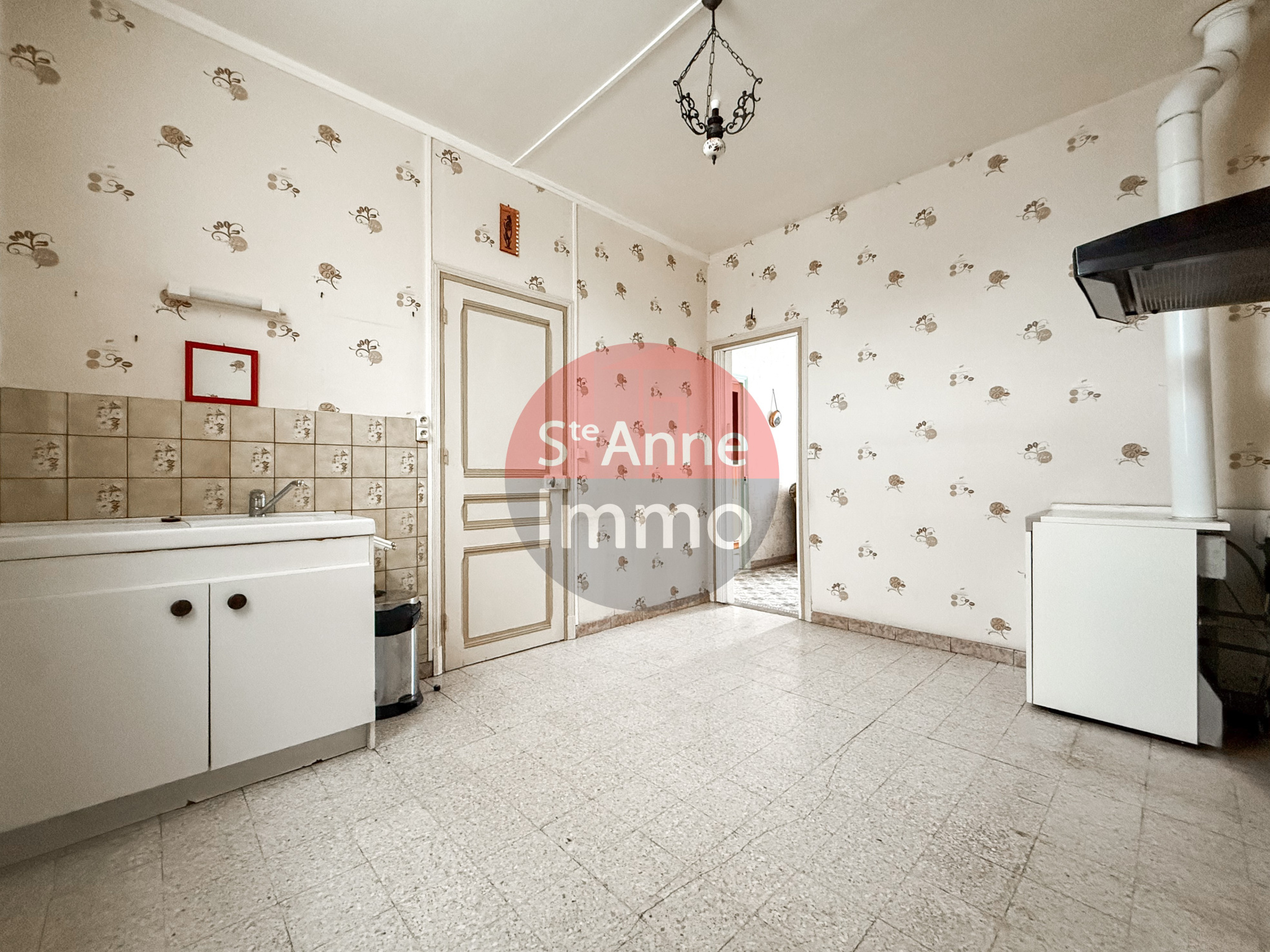 Immo80 – L'immobilier à Amiens et dans la Somme-ROYE – MAISON MITOYENNE – 2 CHAMBRES – 1 BUREAU – GRENIER – CAVE – JARDIN – DEPENDANCE