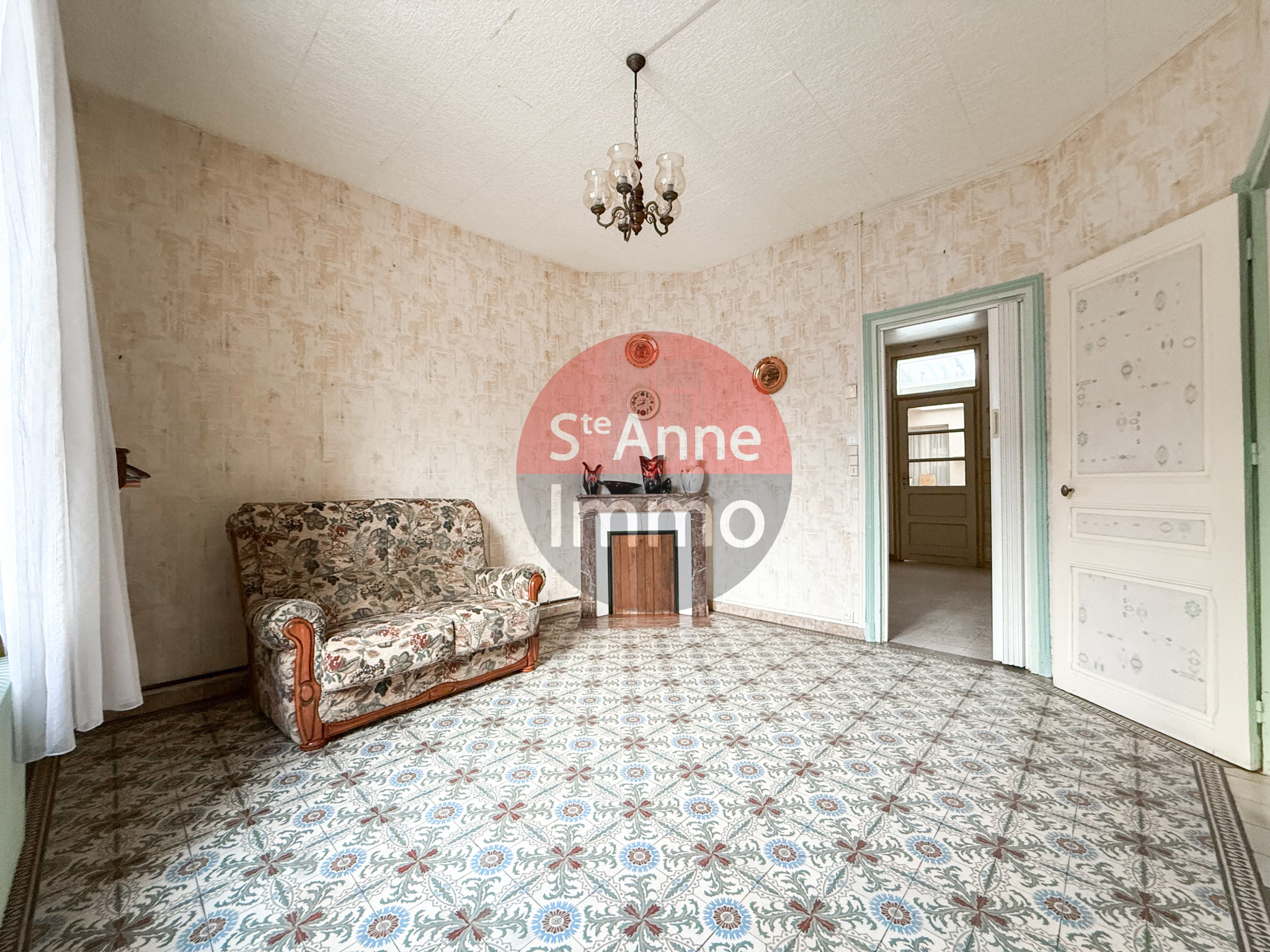 Immo80 – L'immobilier à Amiens et dans la Somme-ROYE – MAISON MITOYENNE – 2 CHAMBRES – 1 BUREAU – GRENIER – CAVE...