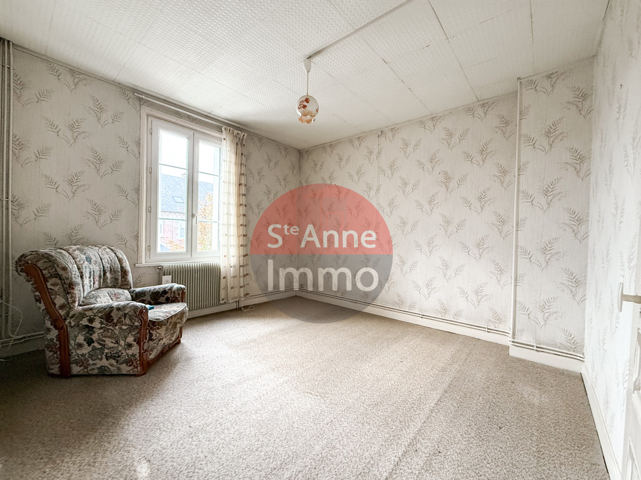 Immo80 – L'immobilier à Amiens et dans la Somme-ROYE – MAISON MITOYENNE – 2 CHAMBRES – 1 BUREAU – GRENIER – CAVE – JARDIN – DEPENDANCE