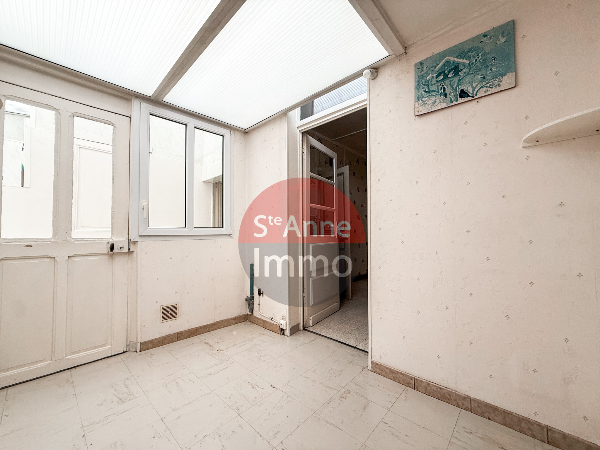 Immo80 – L'immobilier à Amiens et dans la Somme-ROYE – MAISON MITOYENNE – 2 CHAMBRES – 1 BUREAU – GRENIER – CAVE – JARDIN – DEPENDANCE