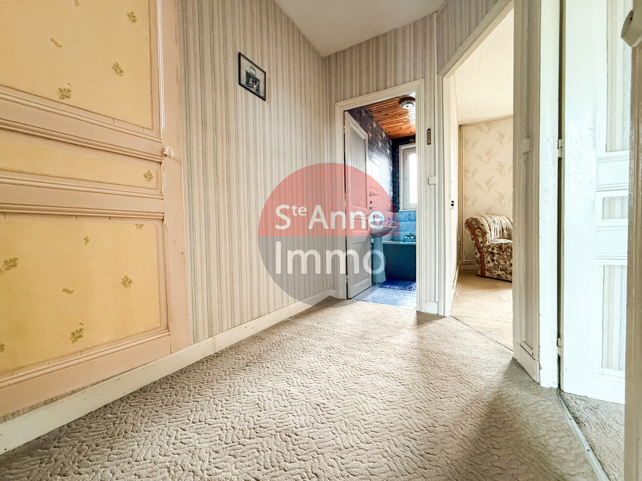 Immo80 – L'immobilier à Amiens et dans la Somme-ROYE – MAISON MITOYENNE – 2 CHAMBRES – 1 BUREAU – GRENIER – CAVE – JARDIN – DEPENDANCE
