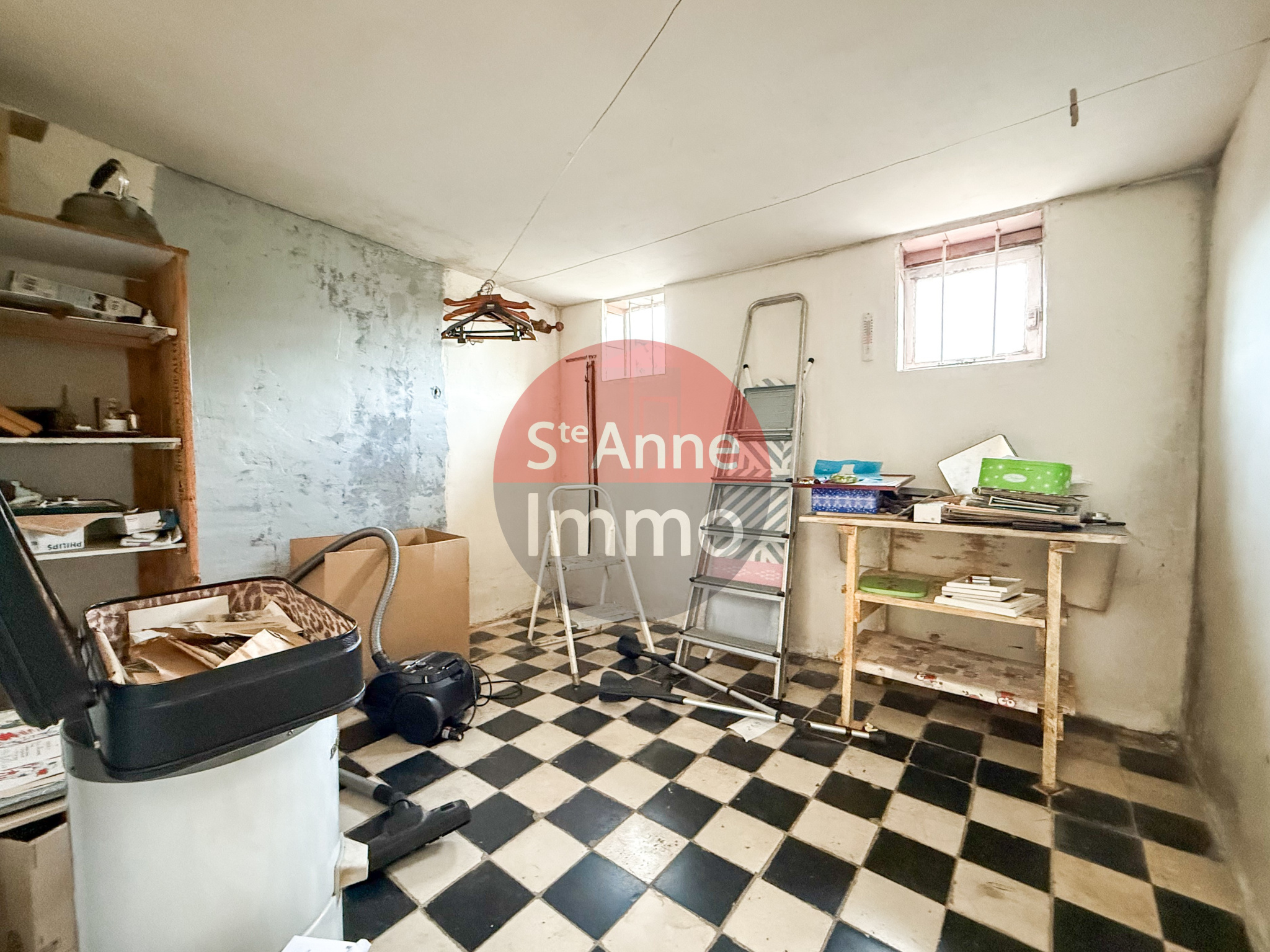 Immo80 – L'immobilier à Amiens et dans la Somme-ROYE – MAISON MITOYENNE – 2 CHAMBRES – 1 BUREAU – GRENIER – CAVE – JARDIN – DEPENDANCE