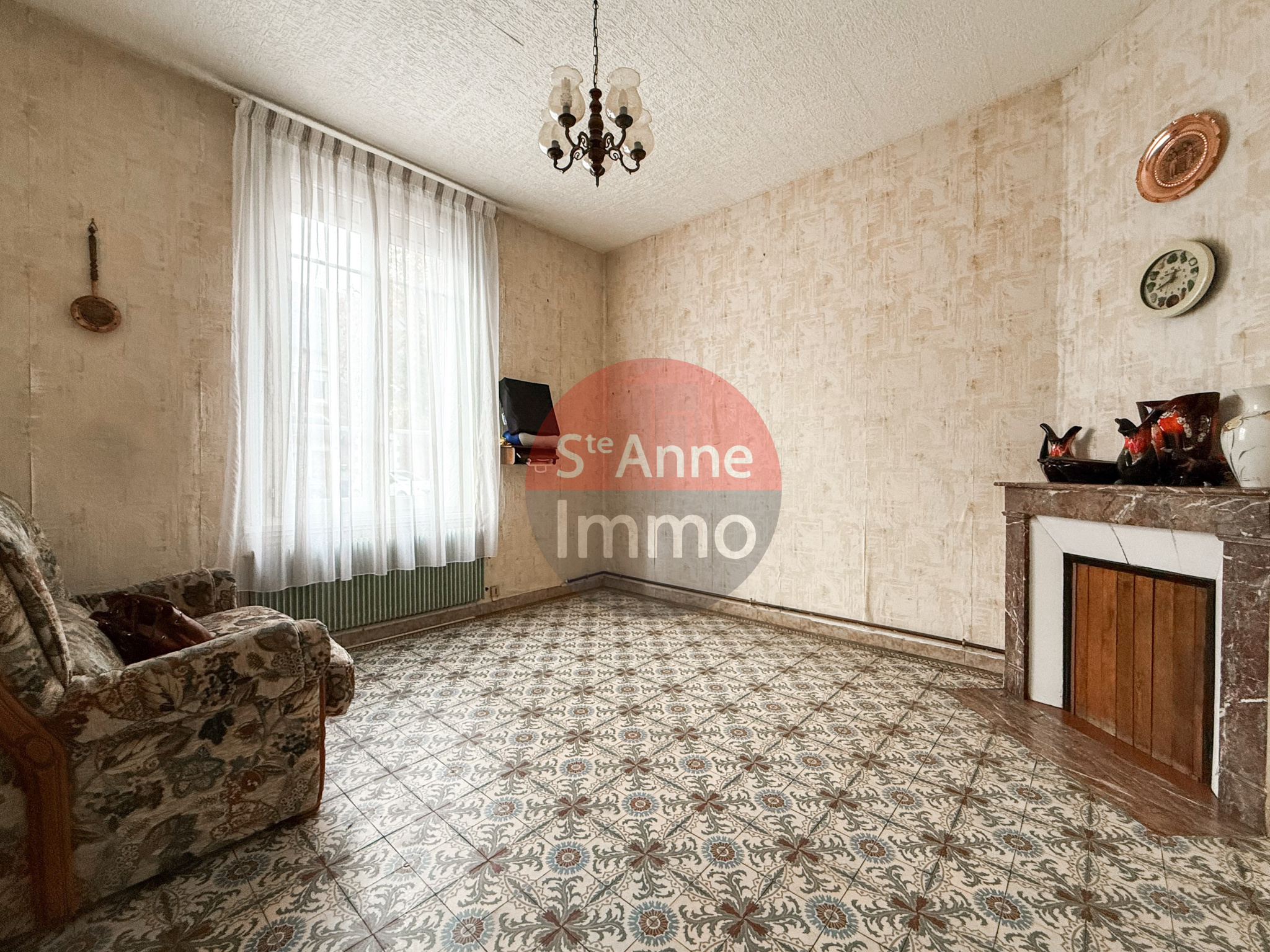 Immo80 – L'immobilier à Amiens et dans la Somme-ROYE – MAISON MITOYENNE – 2 CHAMBRES – 1 BUREAU – GRENIER – CAVE – JARDIN – DEPENDANCE