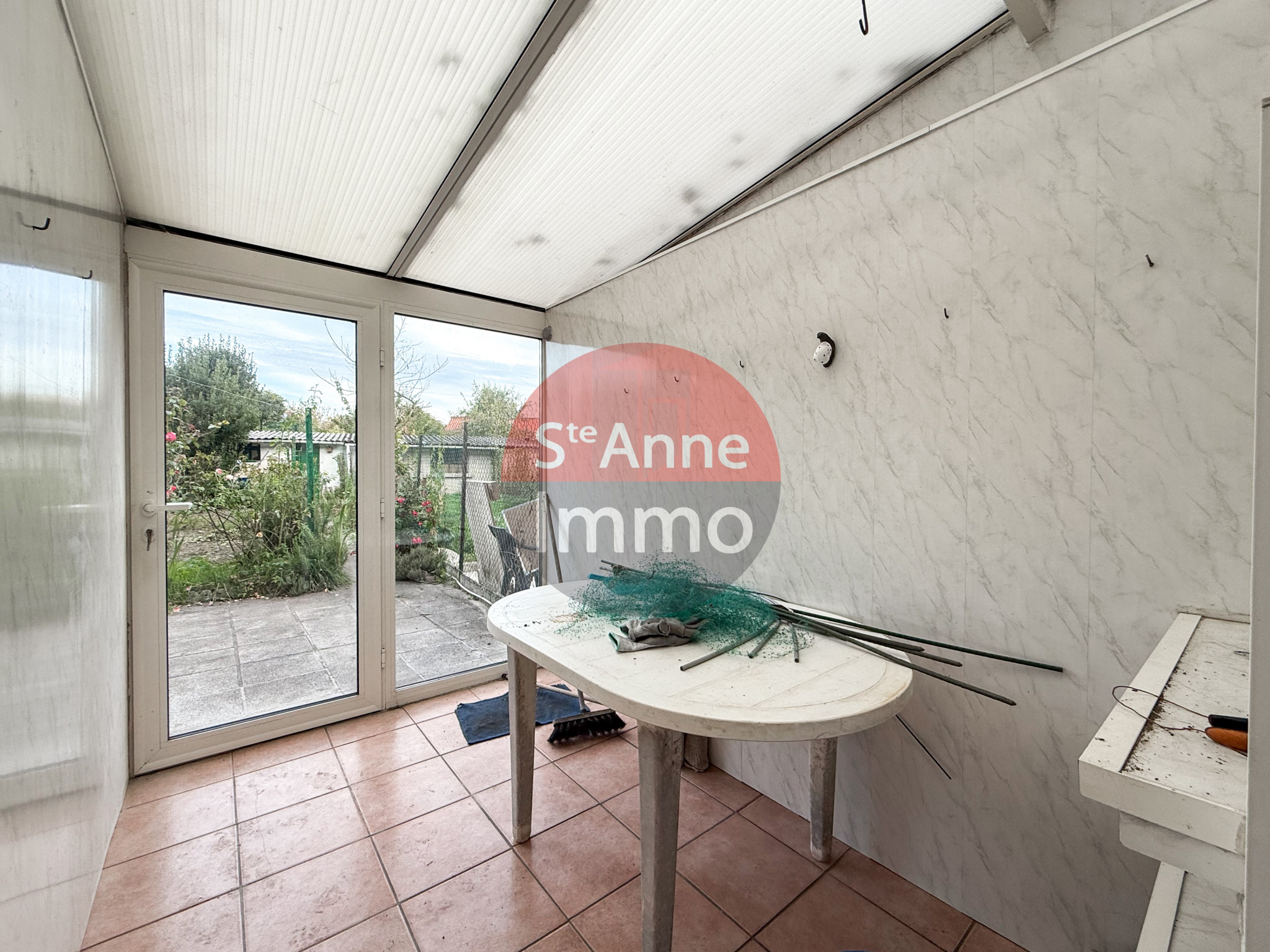 Immo80 – L'immobilier à Amiens et dans la Somme-ROYE – MAISON MITOYENNE – 2 CHAMBRES – 1 BUREAU – GRENIER – CAVE – JARDIN – DEPENDANCE