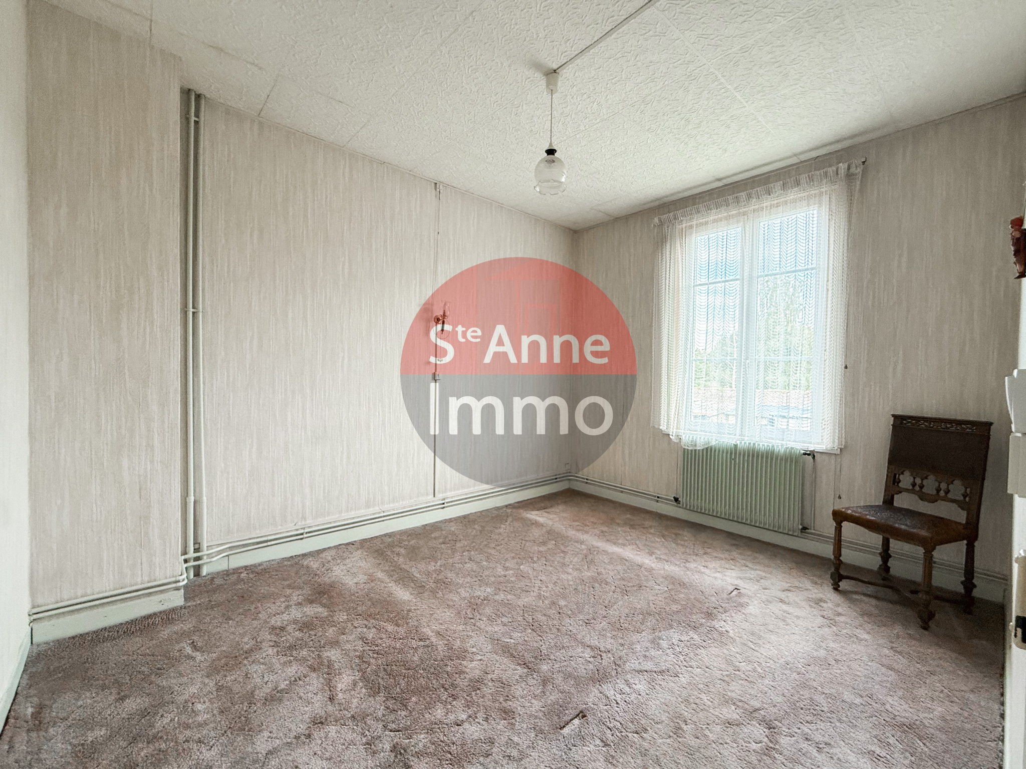 Immo80 – L'immobilier à Amiens et dans la Somme-ROYE – MAISON MITOYENNE – 2 CHAMBRES – 1 BUREAU – GRENIER – CAVE – JARDIN – DEPENDANCE