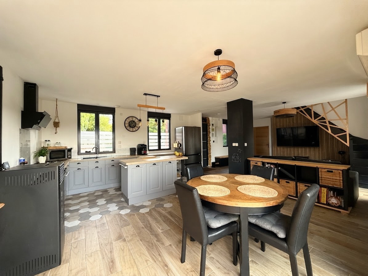Immo80 – L'immobilier à Amiens et dans la Somme-BAYONVILLERS – MAISON INDIVIDUELLE – 3 CHAMBRES – GARAGE – DEPENDANCES – TERRASSE – CAVE – JARDIN – COUR