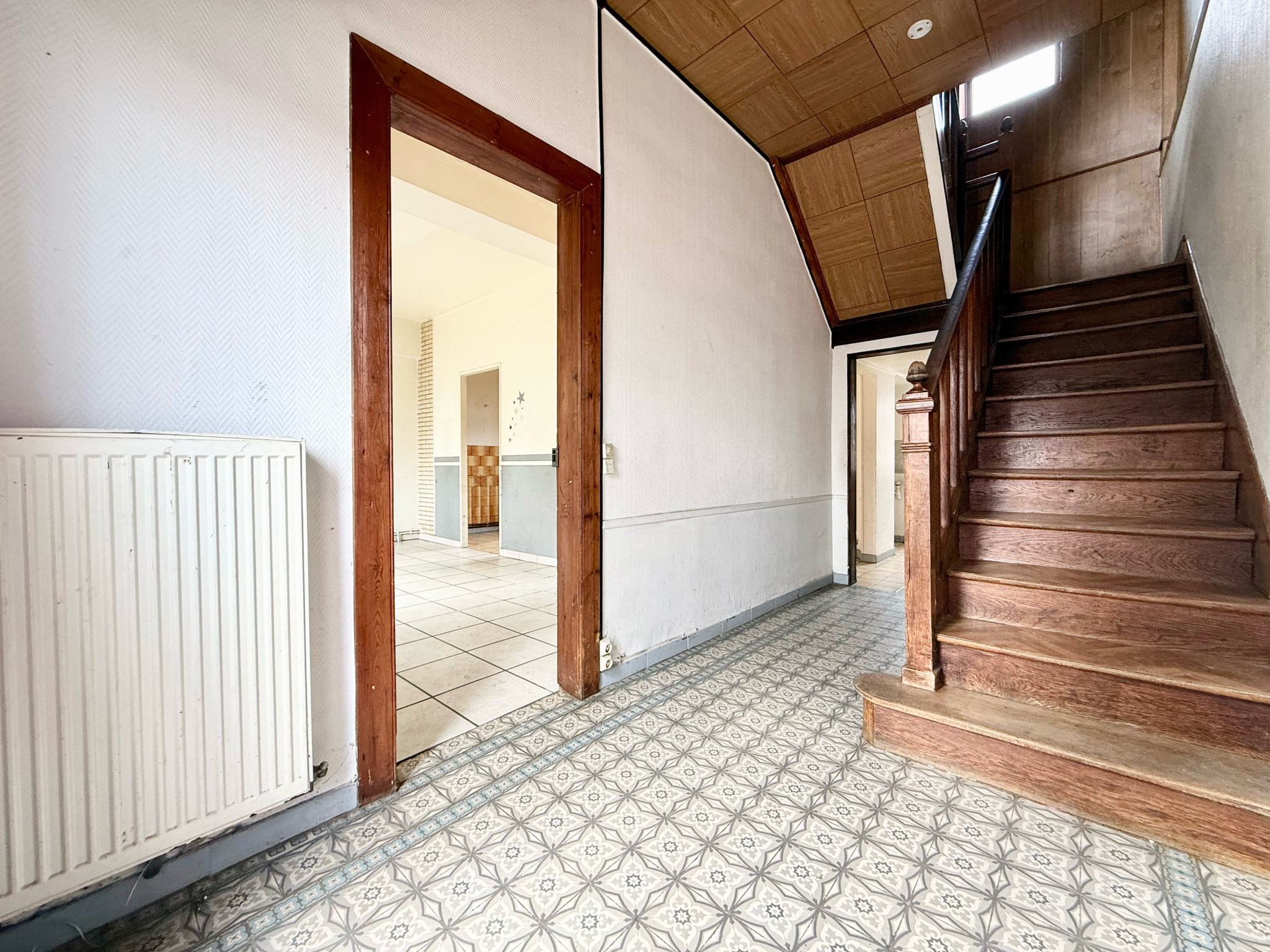 Immo80 – L'immobilier à Amiens et dans la Somme-NESLE – MAISON MITOYENNE – 3 CHAMBRES – JARDIN – COUR – DEPENDANCE