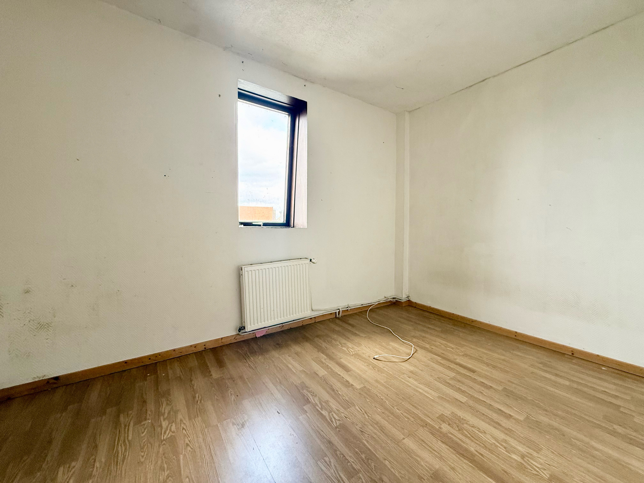 Immo80 – L'immobilier à Amiens et dans la Somme-NESLE – MAISON MITOYENNE – 3 CHAMBRES – JARDIN – COUR – DEPENDANCE