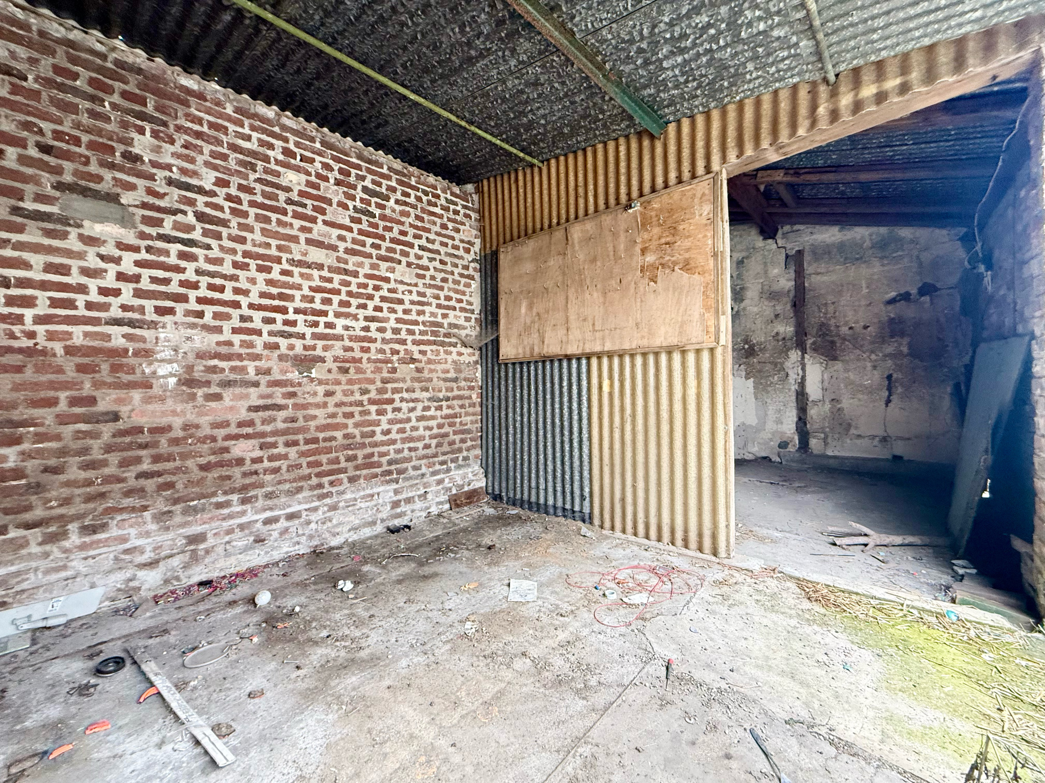 Immo80 – L'immobilier à Amiens et dans la Somme-NESLE – MAISON MITOYENNE – 3 CHAMBRES – JARDIN – COUR – DEPENDANCE