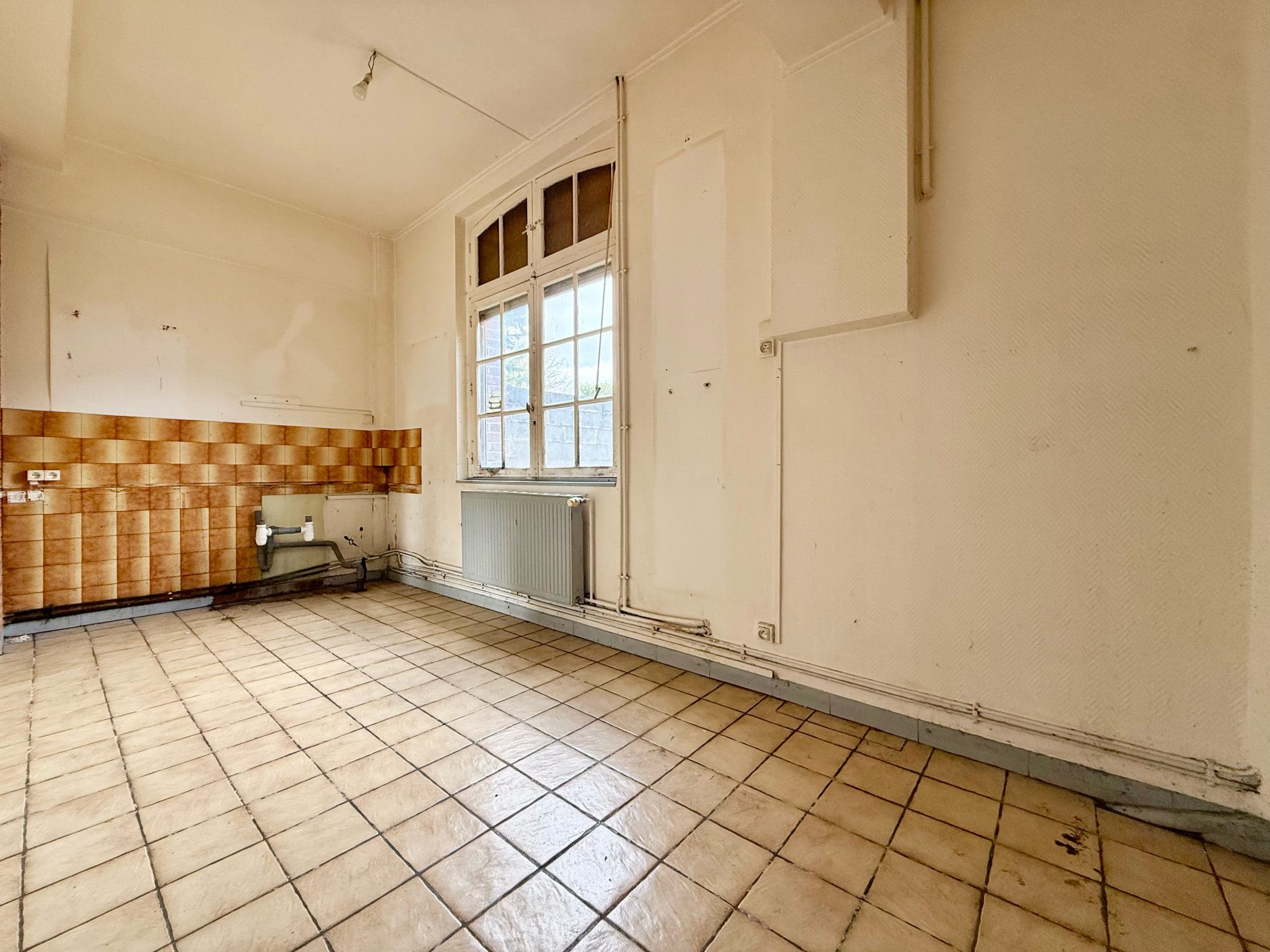 Immo80 – L'immobilier à Amiens et dans la Somme-NESLE – MAISON MITOYENNE – 3 CHAMBRES – JARDIN – COUR – DEPENDANCE