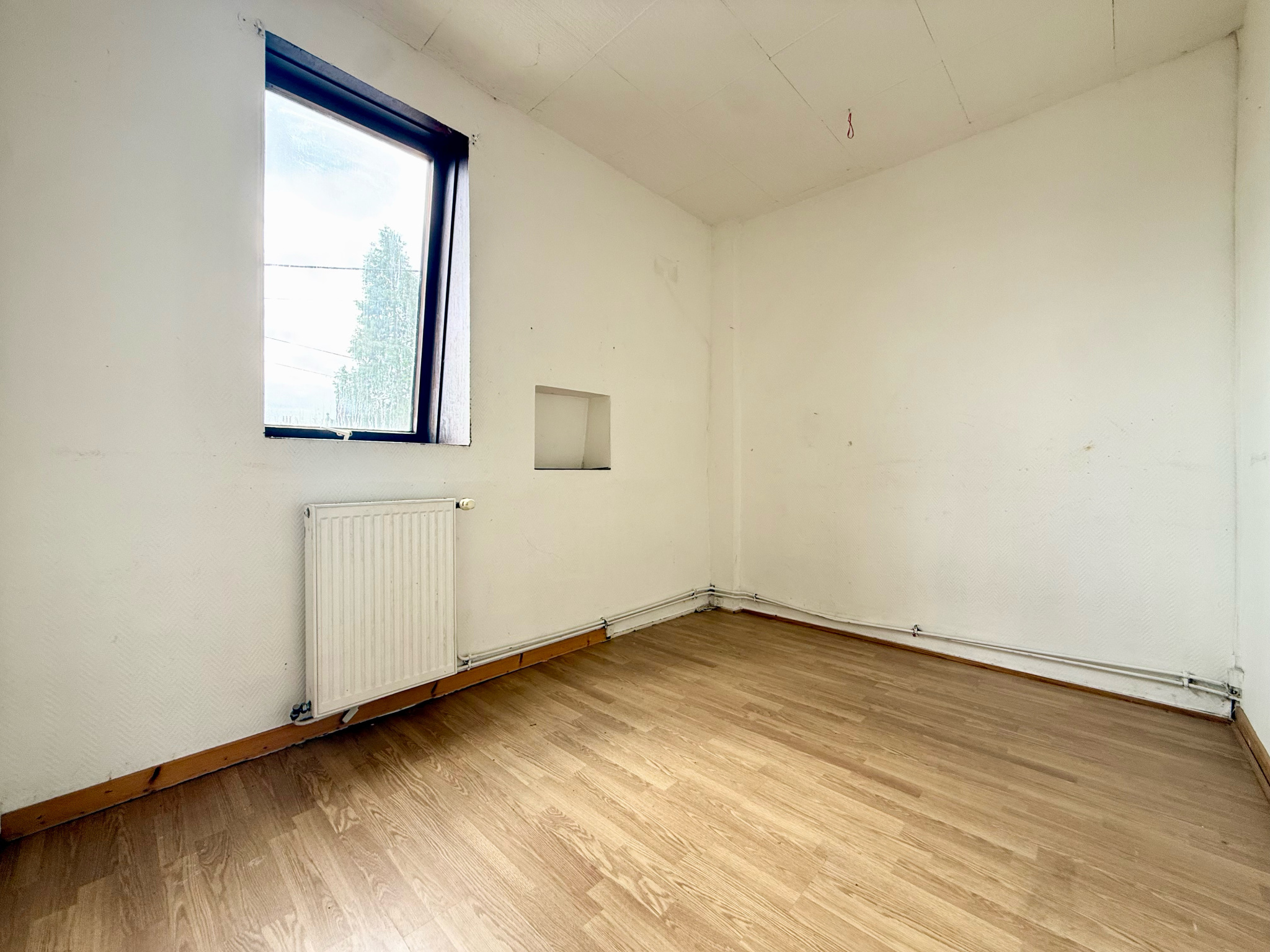 Immo80 – L'immobilier à Amiens et dans la Somme-NESLE – MAISON MITOYENNE – 3 CHAMBRES – JARDIN – COUR – DEPENDANCE