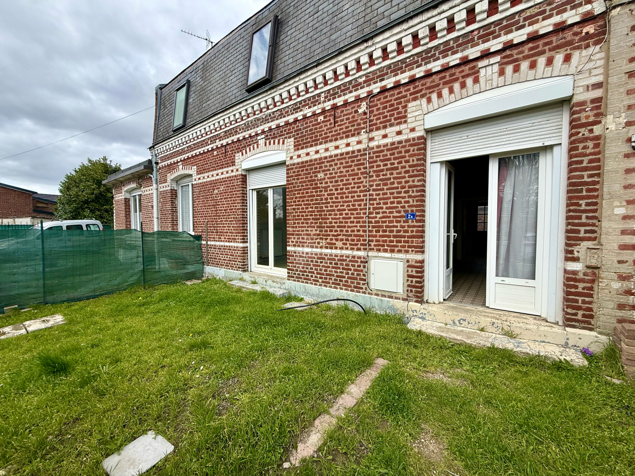 Immo80 – L'immobilier à Amiens et dans la Somme-NESLE – MAISON MITOYENNE – 3 CHAMBRES – JARDIN – COUR – DEPENDANCE