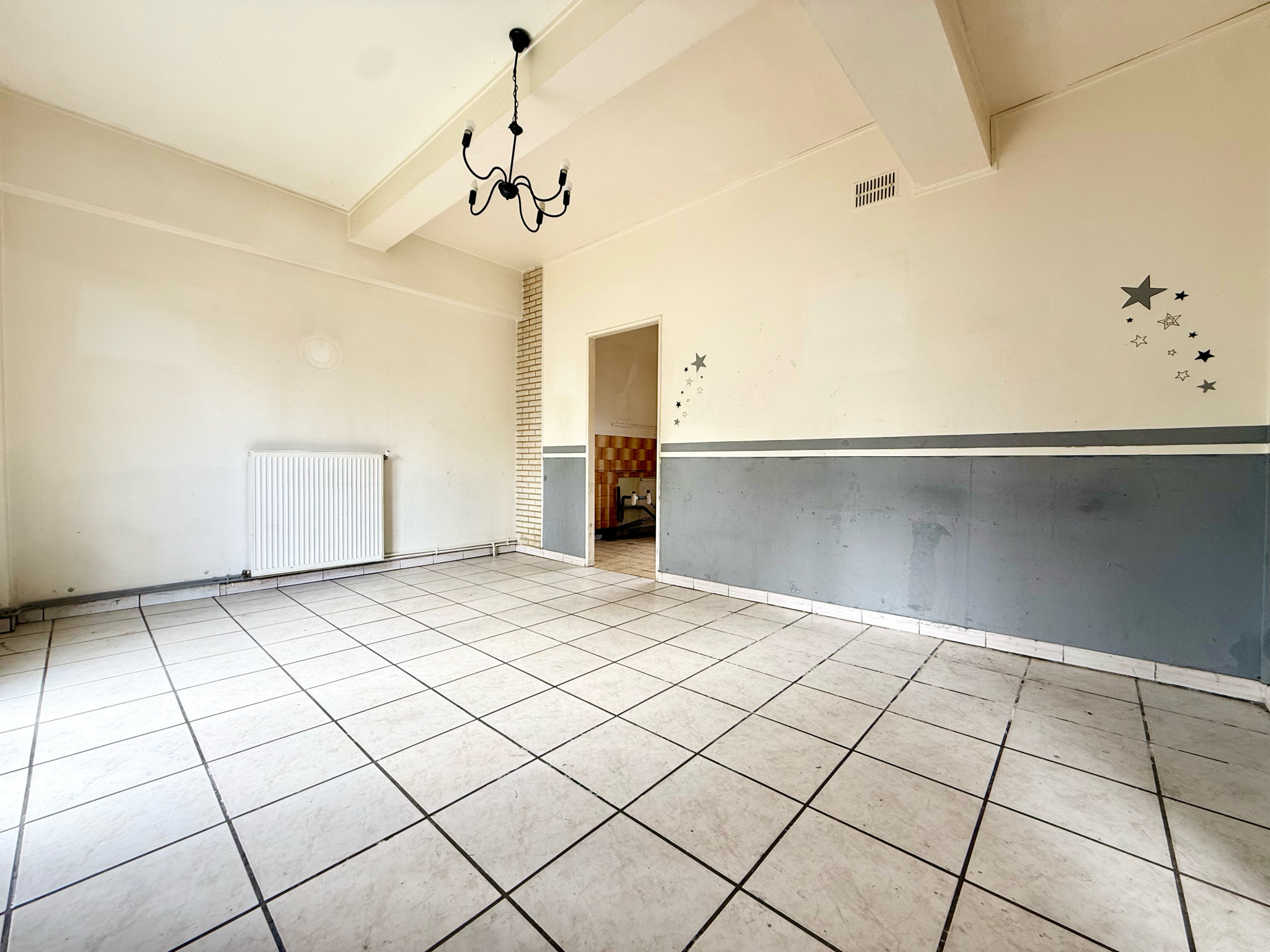 Immo80 – L'immobilier à Amiens et dans la Somme-NESLE – MAISON MITOYENNE – 3 CHAMBRES – JARDIN – COUR – DEPENDANCE