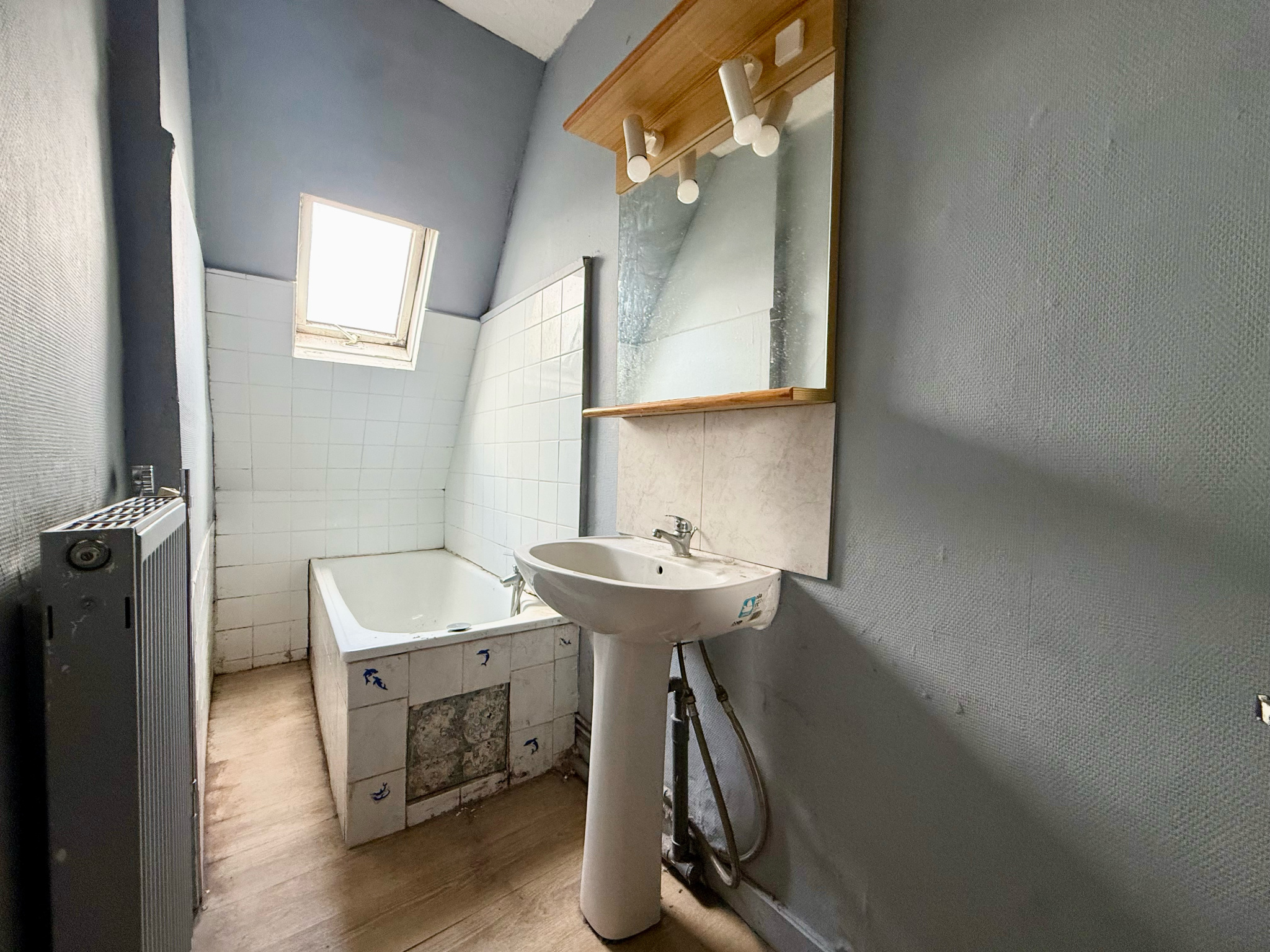 Immo80 – L'immobilier à Amiens et dans la Somme-NESLE – MAISON MITOYENNE – 3 CHAMBRES – JARDIN – COUR – DEPENDANCE