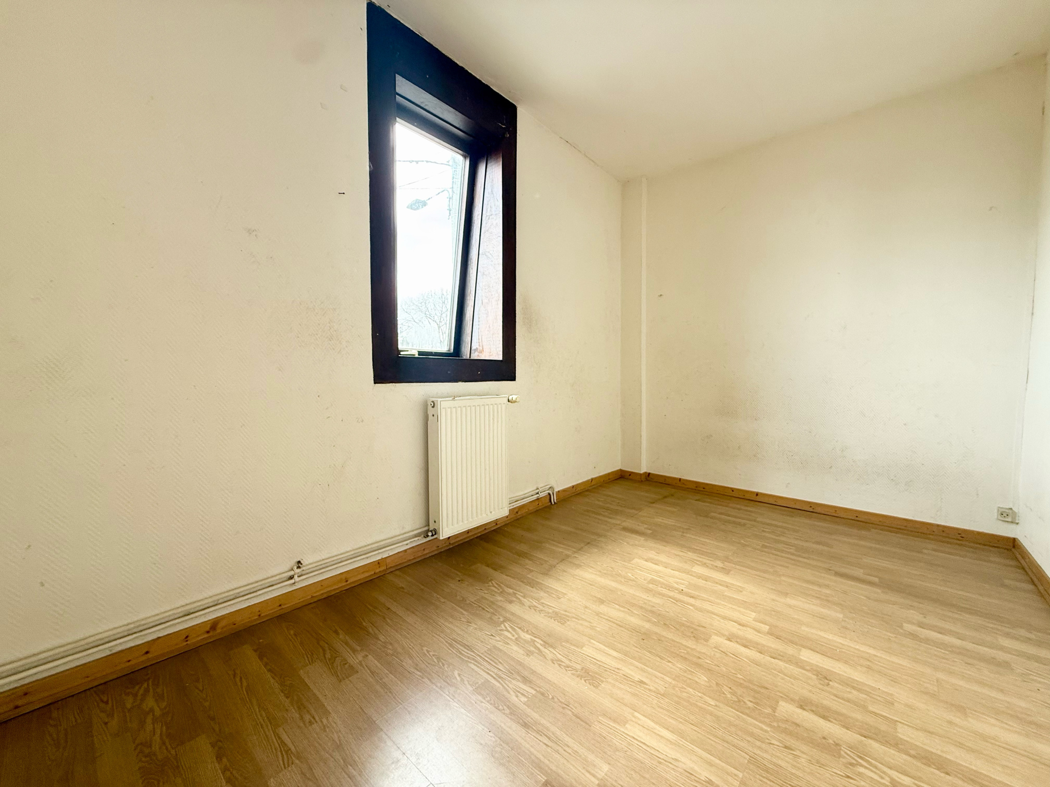 Immo80 – L'immobilier à Amiens et dans la Somme-NESLE – MAISON MITOYENNE – 3 CHAMBRES – JARDIN – COUR – DEPENDANCE