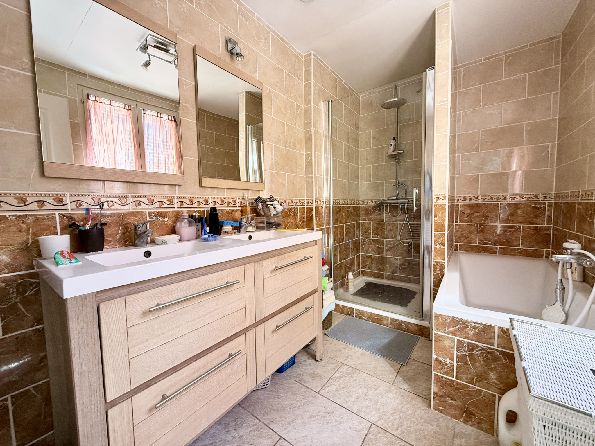 Immo80 – L'immobilier à Amiens et dans la Somme-AMIENS – QUARTIER SAINT ACHEUL – AMIENOISE 2 FENETRES – 3 CHAMBRES – JARDIN – TERRASSE