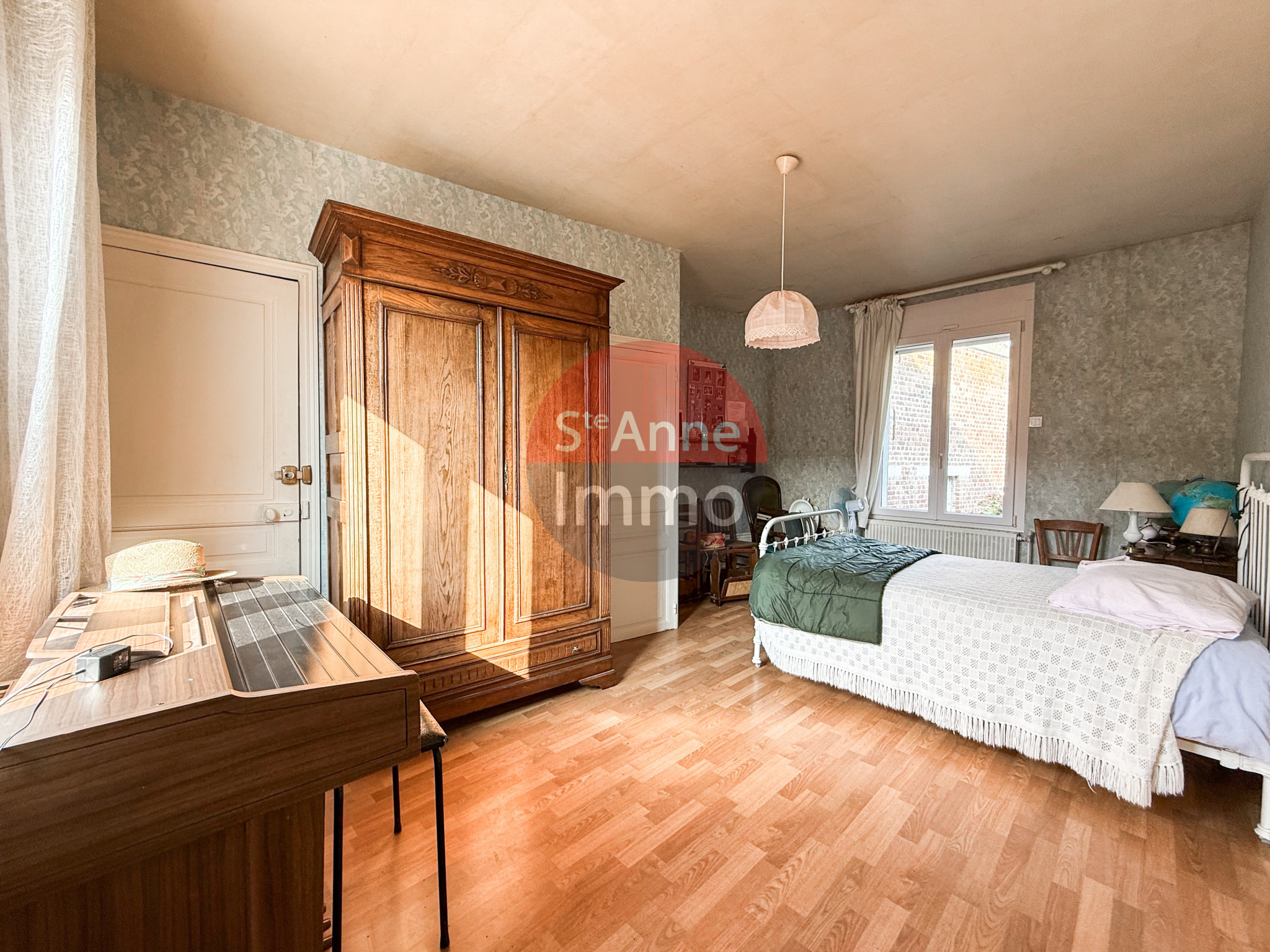 Immo80 – L'immobilier à Amiens et dans la Somme-ROYE – CORPS DE FERME – 203m2 – AUTONOMIE DE PLAIN PIED – 4 CHAMBRES – DEPENDANCES –  JARDIN – GARAGE