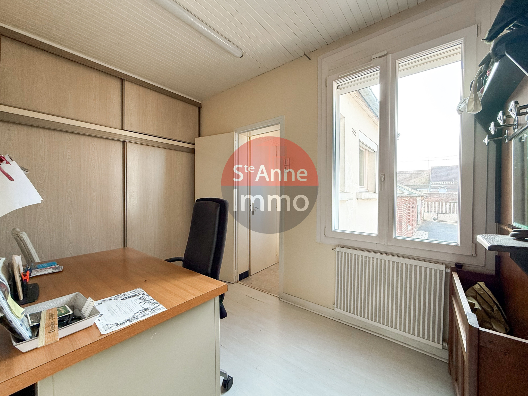 Immo80 – L'immobilier à Amiens et dans la Somme-ROYE – CORPS DE FERME – 203m2 – AUTONOMIE DE PLAIN PIED – 4 CHAMBRES – DEPENDANCES –  JARDIN – GARAGE