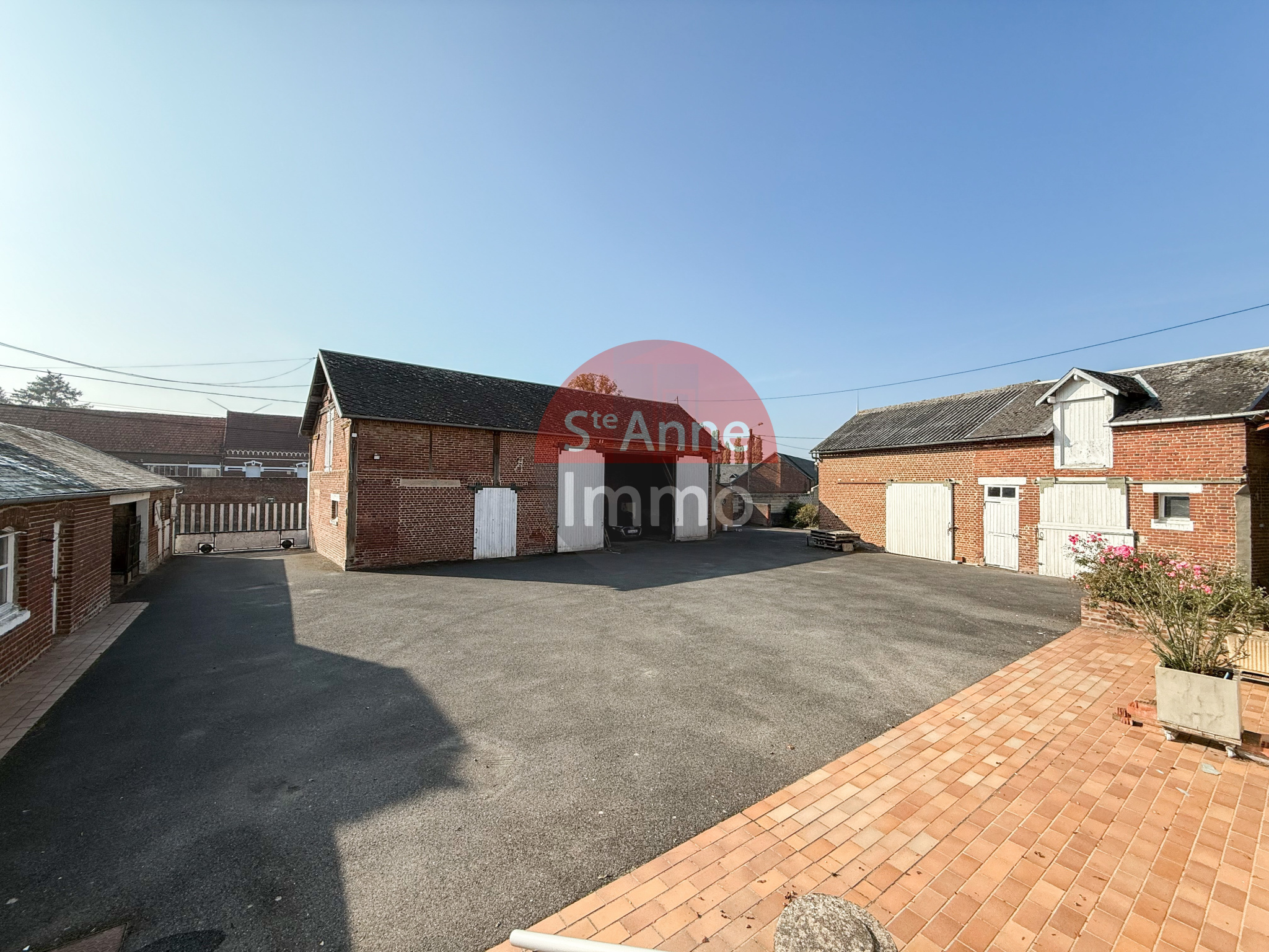 Immo80 – L'immobilier à Amiens et dans la Somme-ROYE – CORPS DE FERME – 203m2 – AUTONOMIE DE PLAIN PIED – 4 CHAMBRES – DEPENDANCES –  JARDIN – GARAGE