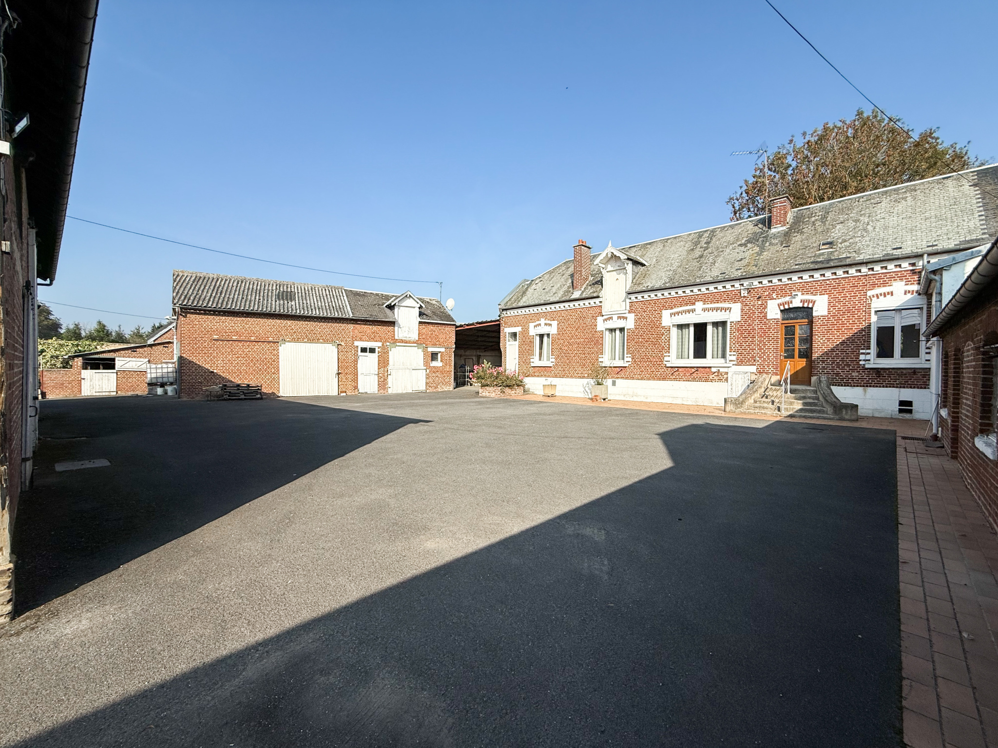 Immo80 – L'immobilier à Amiens et dans la Somme-ROYE – CORPS DE FERME – 203m2 – AUTONOMIE DE PLAIN PIED – 4 CHAMBRES...