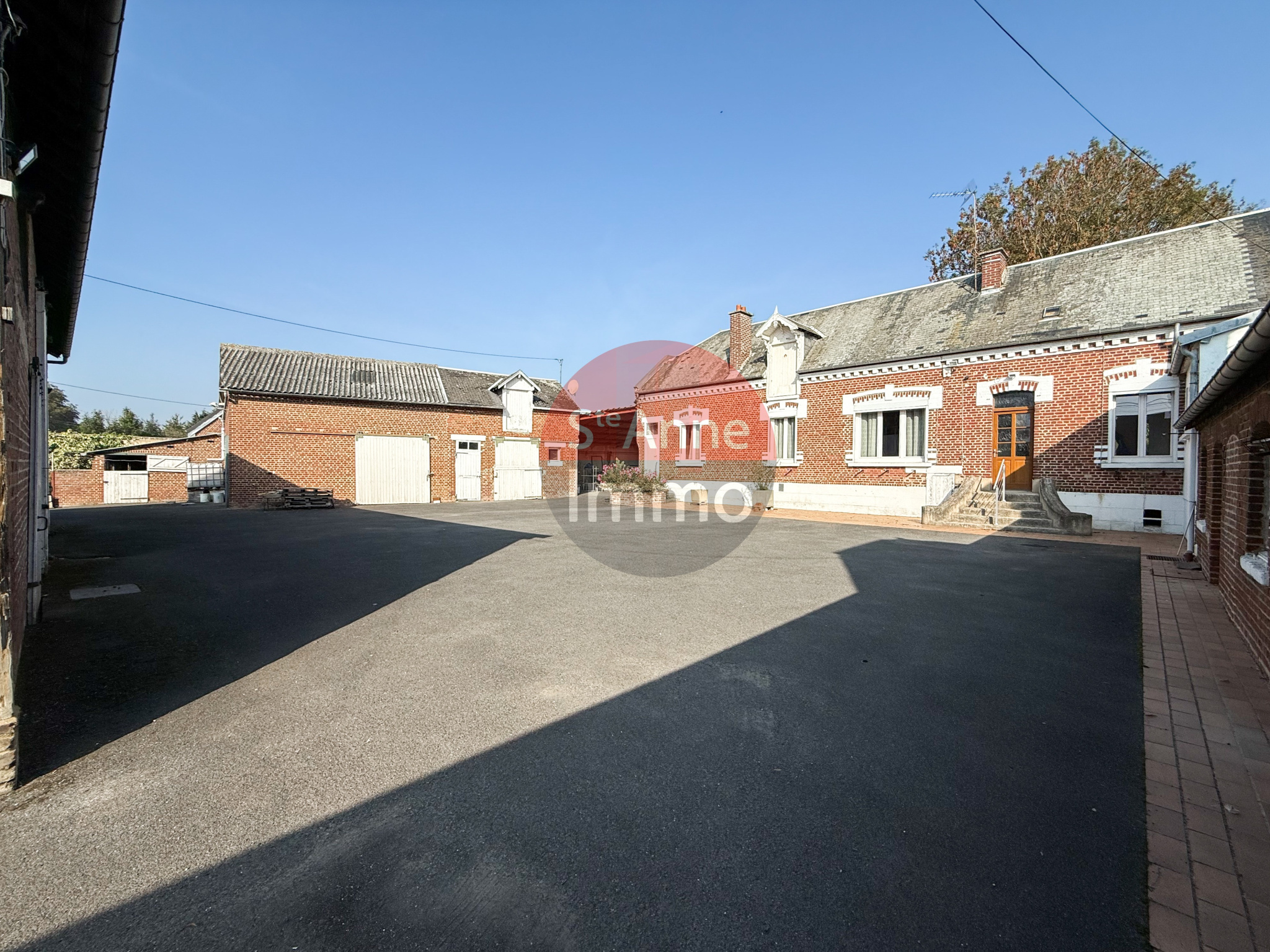 Immo80 – L'immobilier à Amiens et dans la Somme-ROYE – CORPS DE FERME – 203m2 – AUTONOMIE DE PLAIN PIED – 4 CHAMBRES...