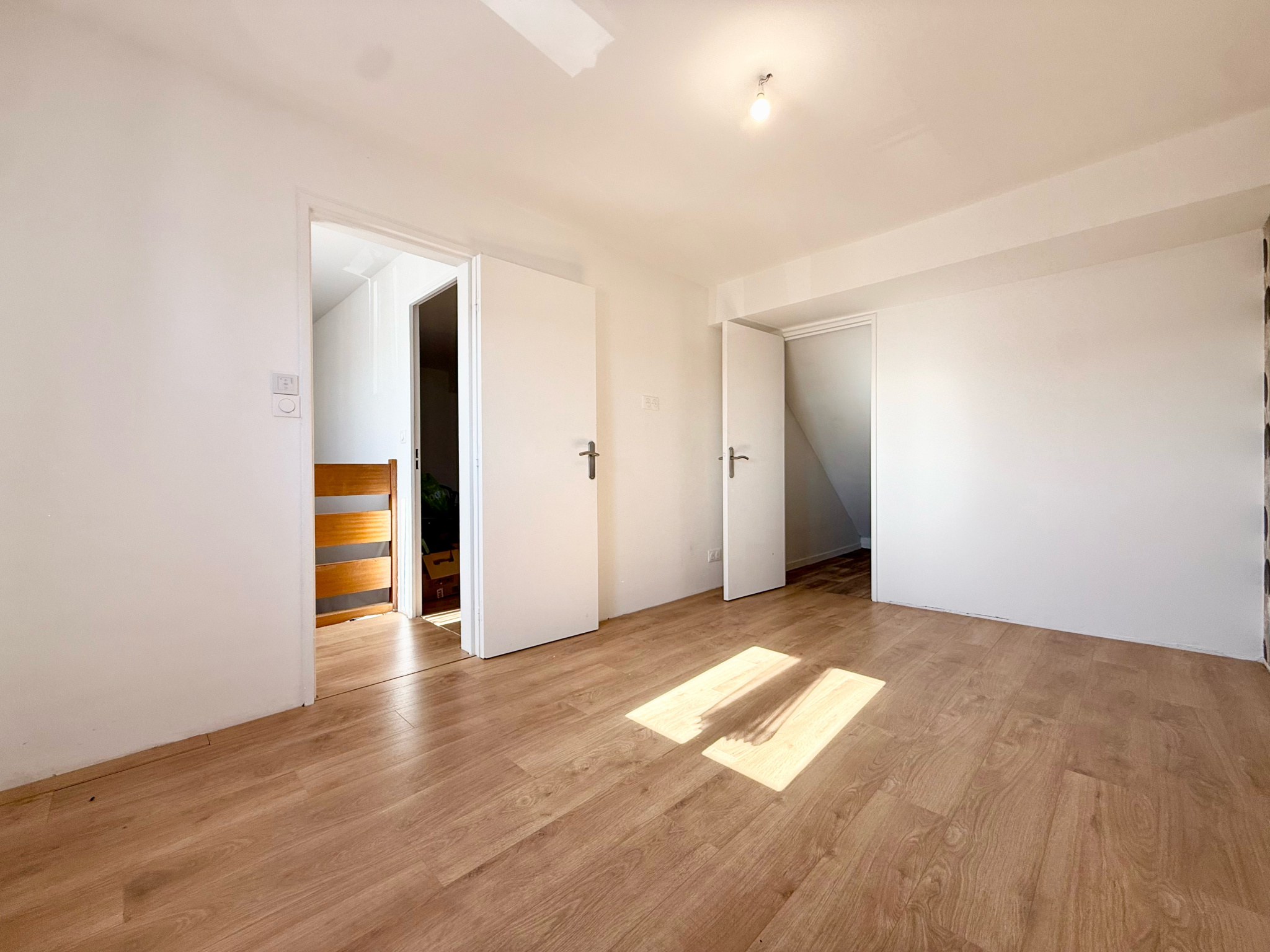Immo80 – L'immobilier à Amiens et dans la Somme-AMIENS SUD EST – MAISON SEMI MITOYENNE – 5 CHAMBRES – GARAGE – JARDIN – DEPENDANCE