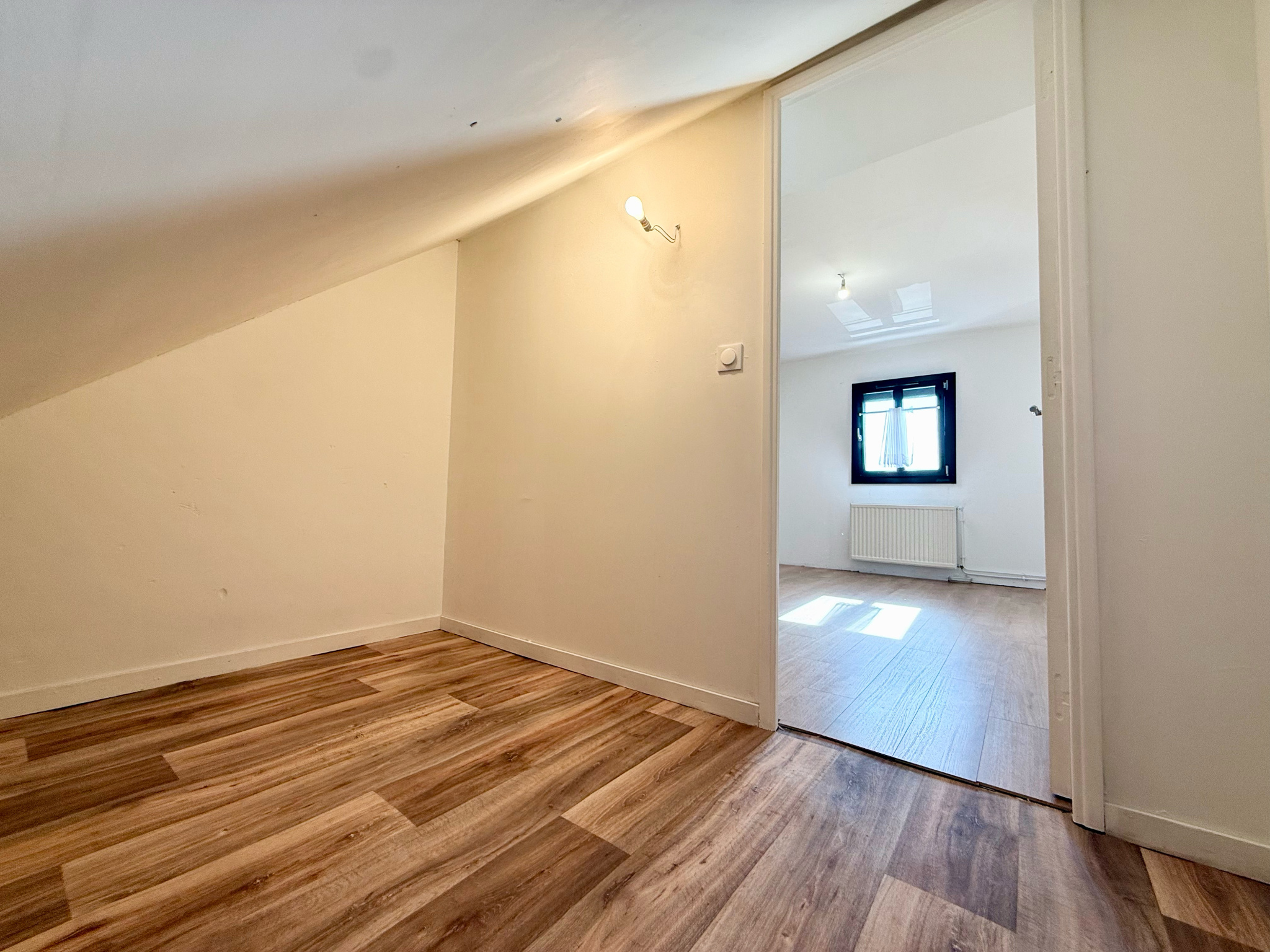 Immo80 – L'immobilier à Amiens et dans la Somme-AMIENS SUD EST – MAISON SEMI MITOYENNE – 5 CHAMBRES – GARAGE – JARDIN – DEPENDANCE