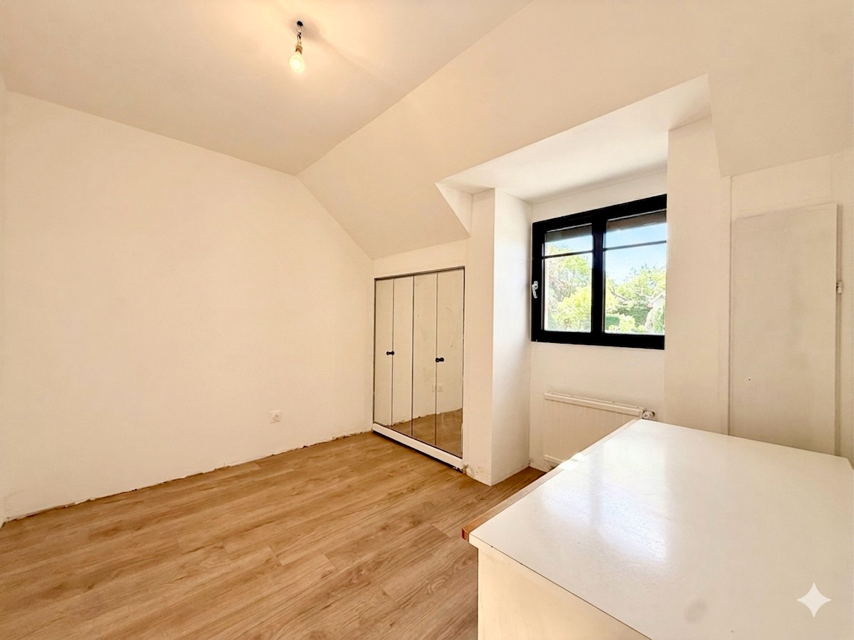 Immo80 – L'immobilier à Amiens et dans la Somme-AMIENS SUD EST – MAISON SEMI MITOYENNE – 5 CHAMBRES – GARAGE – JARDIN – DEPENDANCE