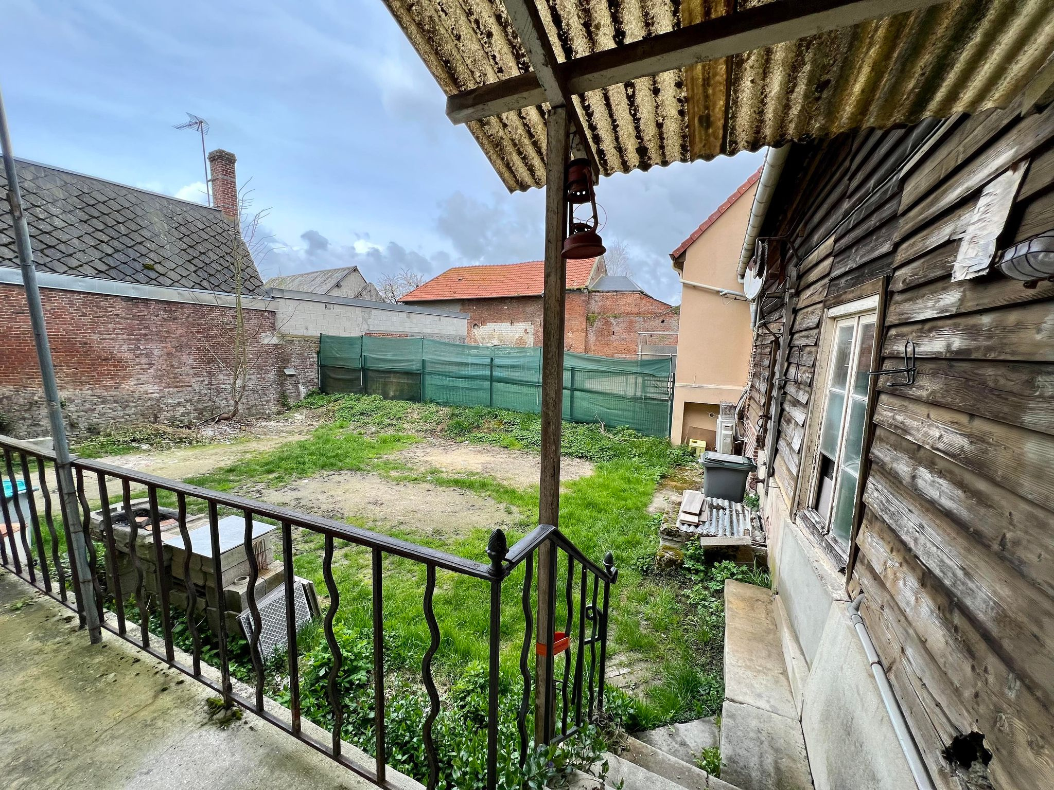 Immo80 – L'immobilier à Amiens et dans la Somme-DAVENESCOURT – MAISON SEMI MITOYENNE – STATIONNEMENT PRIVATIF – DEPENDANCES – JARDIN