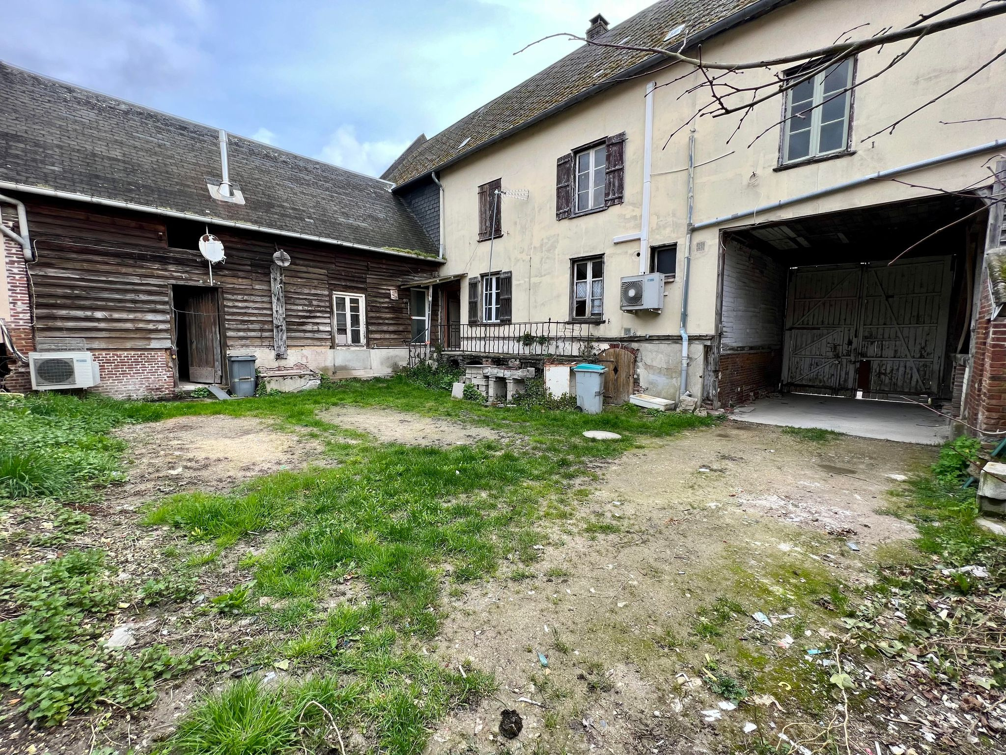 Immo80 – L'immobilier à Amiens et dans la Somme-DAVENESCOURT – MAISON SEMI MITOYENNE – STATIONNEMENT PRIVATIF – DEPENDANCES – JARDIN