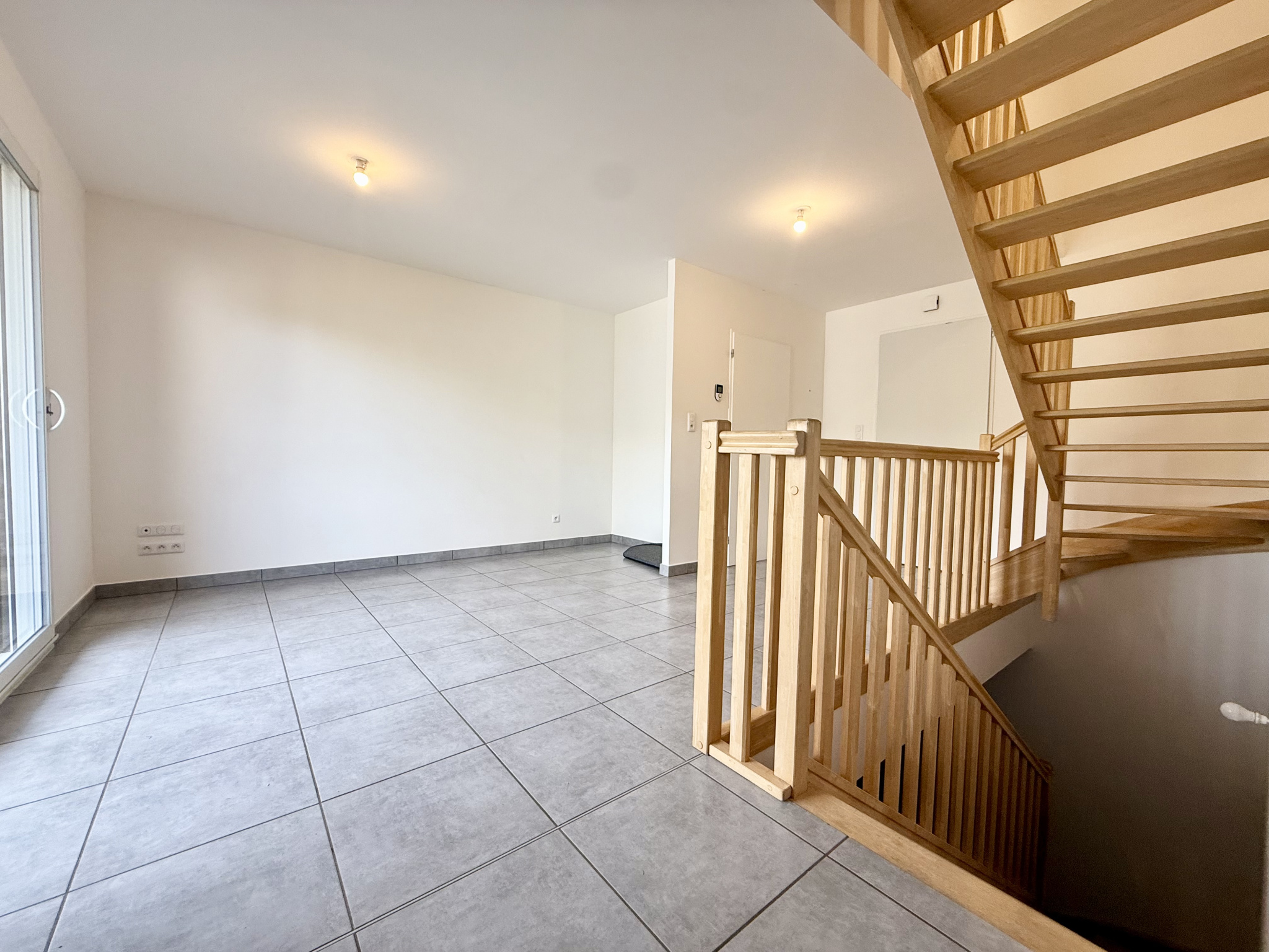 Immo80 – L'immobilier à Amiens et dans la Somme-AMIENS – QUARTIER SAINT ACHEUL – MAISON SEMI MITOYENNE – 3 CHAMBRES – LOCAL VELO – JARDIN – TERRASSE