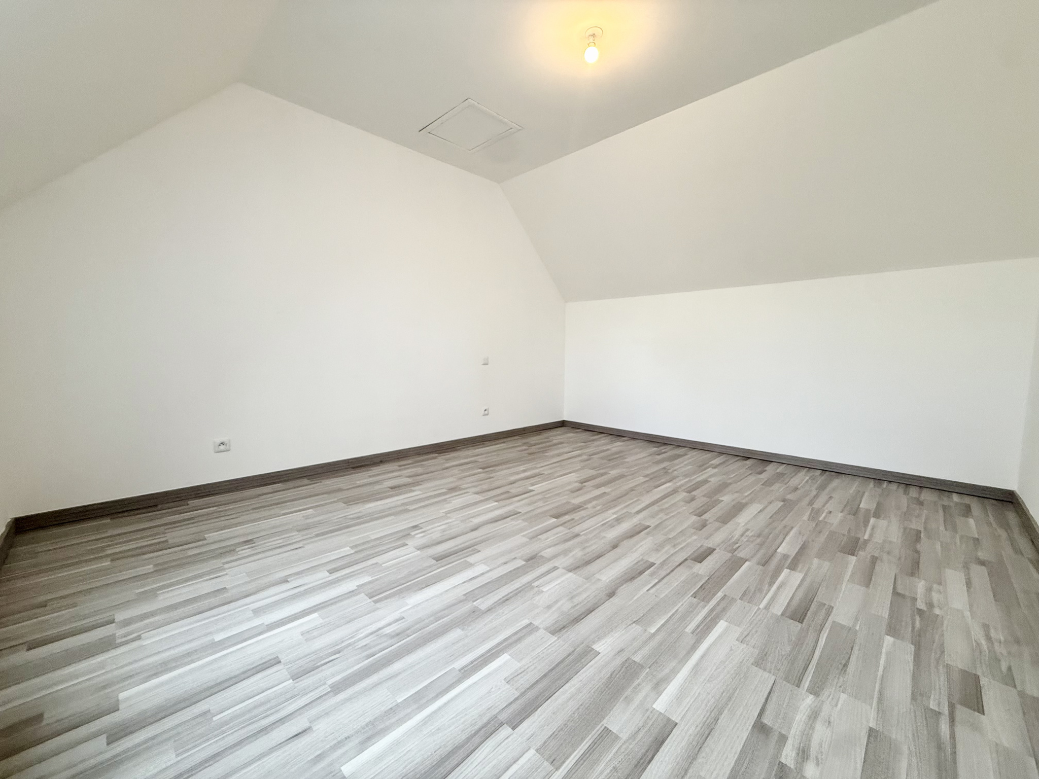 Immo80 – L'immobilier à Amiens et dans la Somme-AMIENS – QUARTIER SAINT ACHEUL – MAISON SEMI MITOYENNE – 3 CHAMBRES – LOCAL VELO – JARDIN – TERRASSE