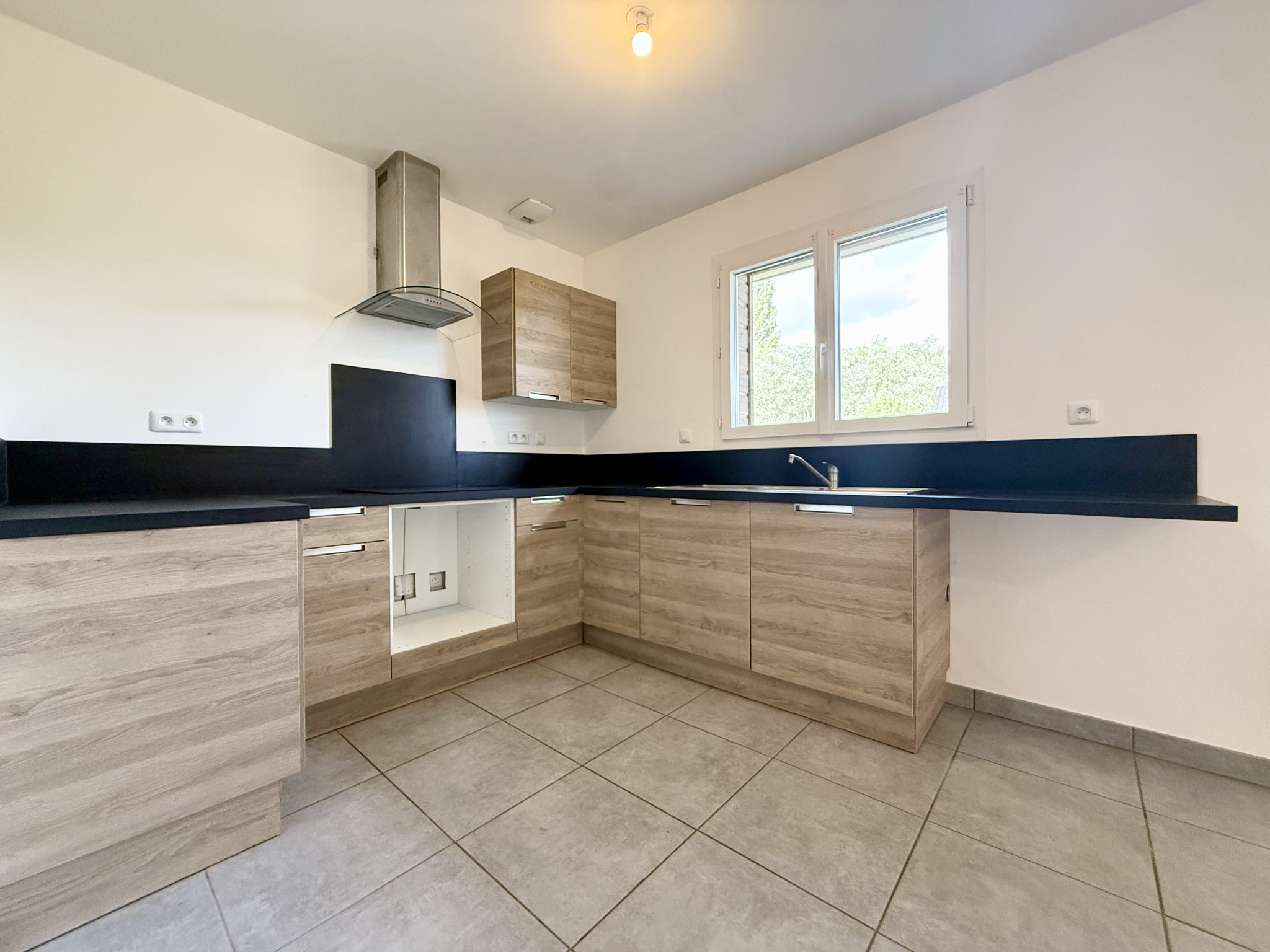Immo80 – L'immobilier à Amiens et dans la Somme-AMIENS – QUARTIER SAINT ACHEUL – MAISON SEMI MITOYENNE – 3 CHAMBRES – LOCAL VELO – JARDIN – TERRASSE